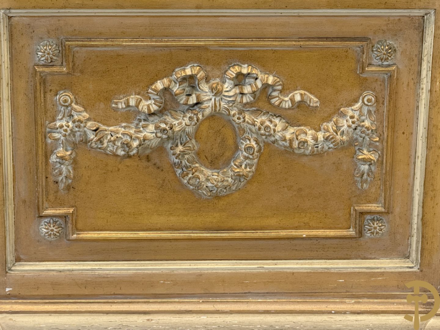 Vergulde ééndeursvitrine met geslepen ruiten, guirlandes en rocailles, bovenaan bekroond met bloemenkrans, Louis XVI stijl