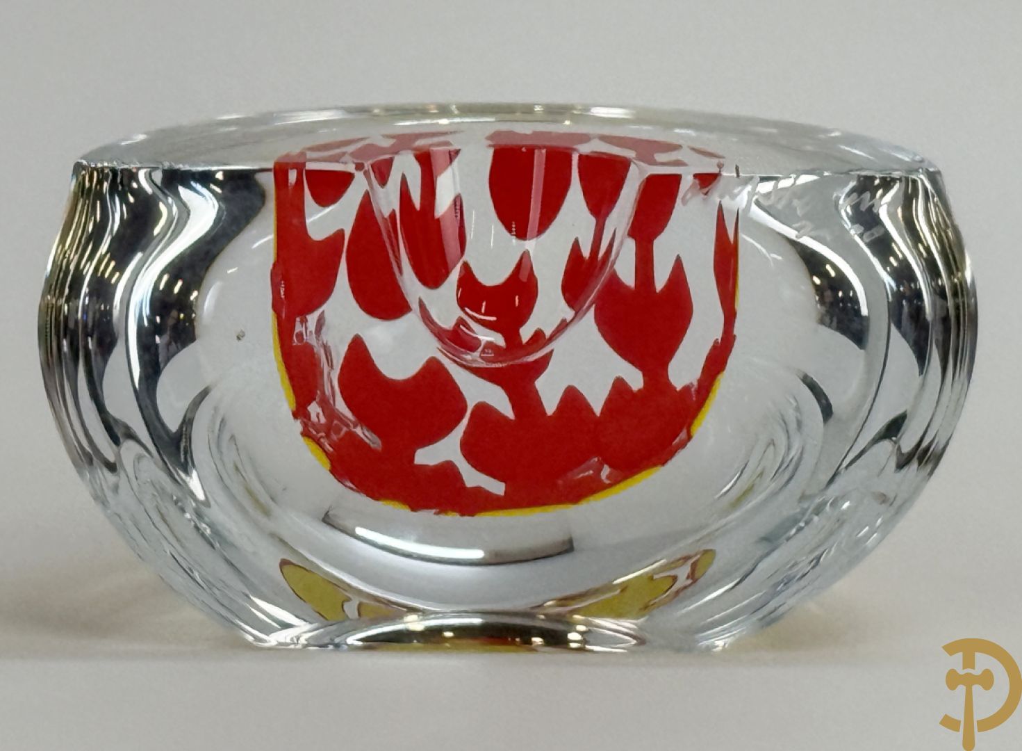 MAPSTEVENS getekend 2000 - Kristallen half bolvormig sierstuk met geel/rode motieven