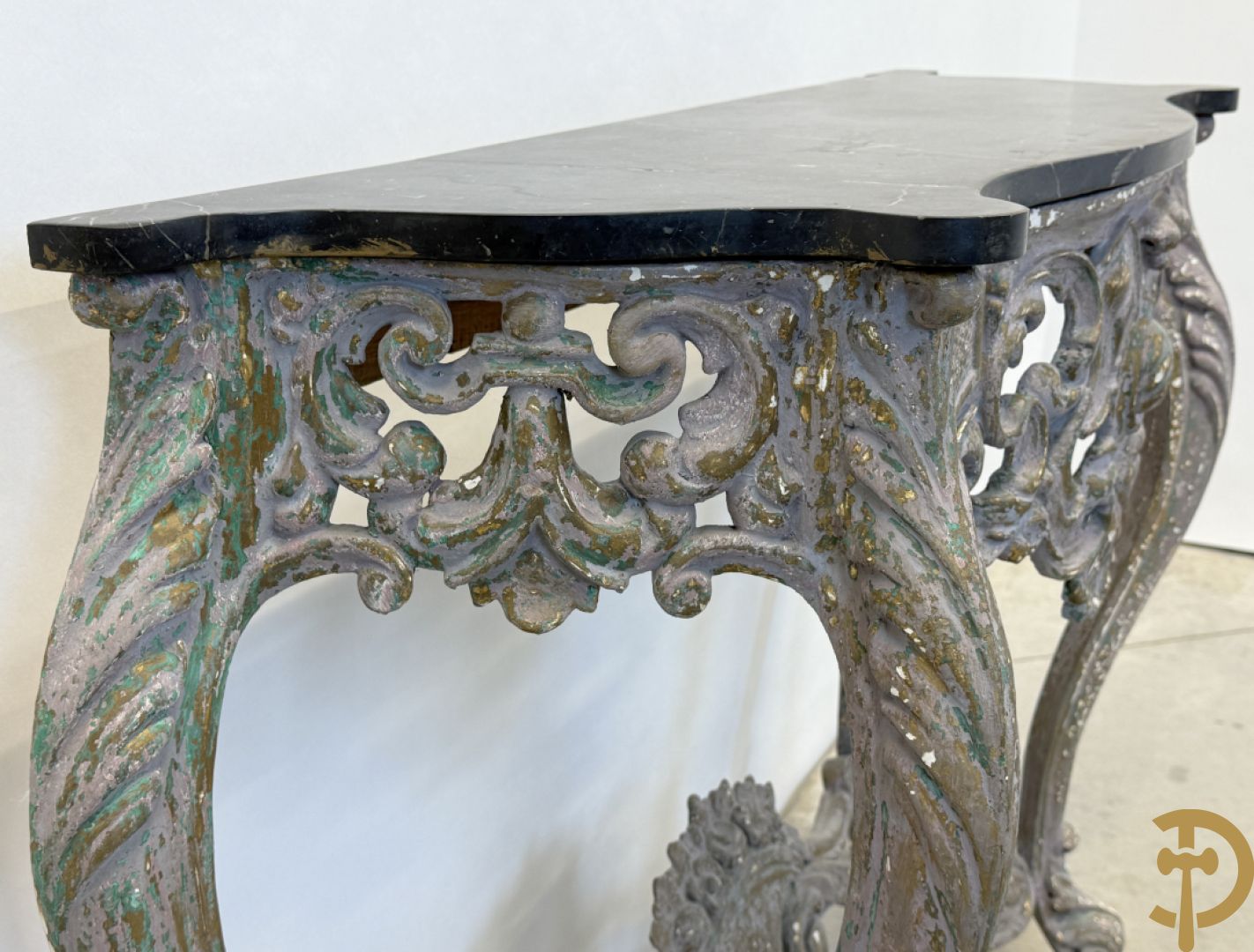 Gepatineerde Louis XV console met zwart marmeren blad