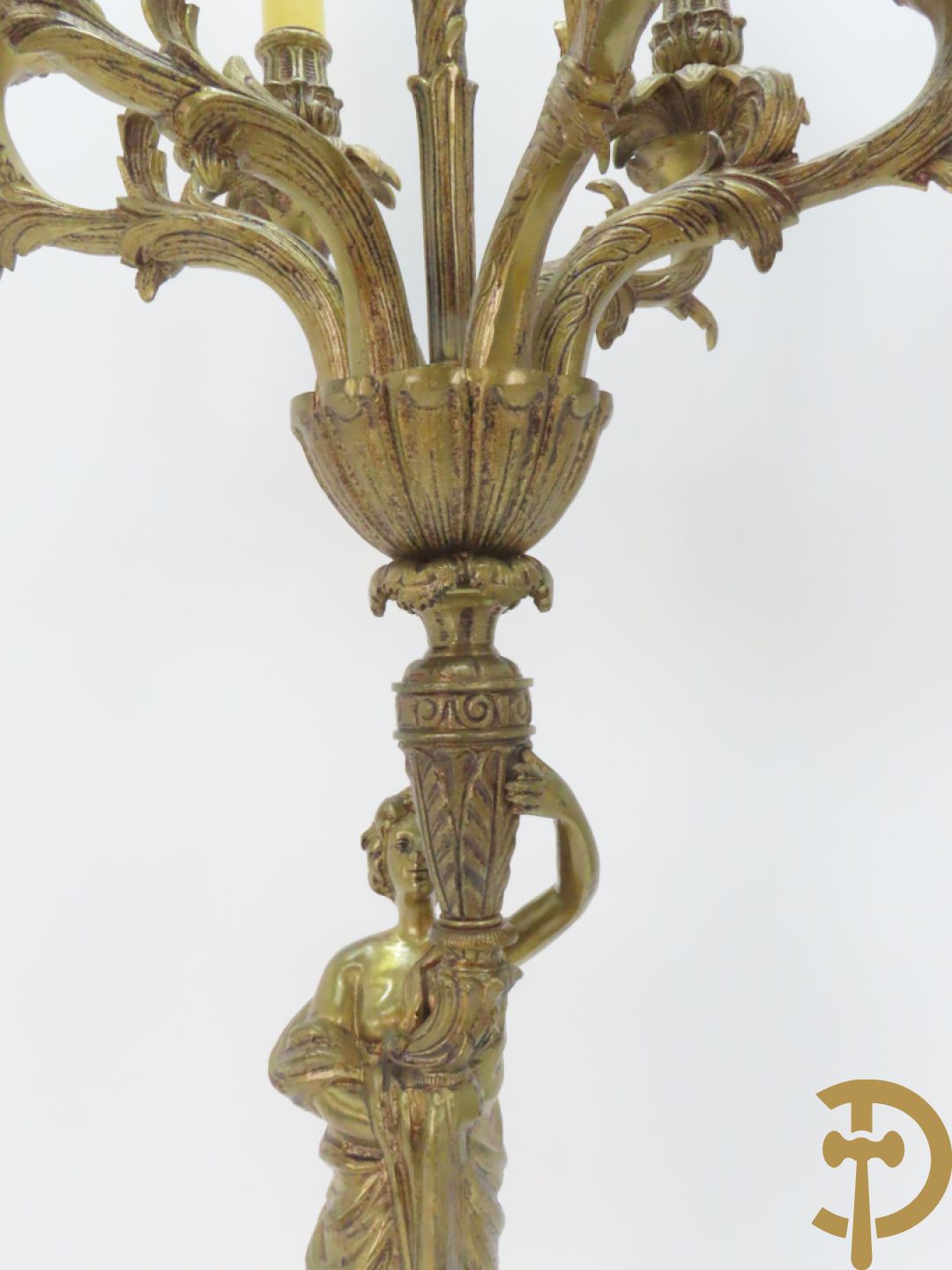 Paar bronzen kandelaars met dame houdende een toorts met 6 kaarsen