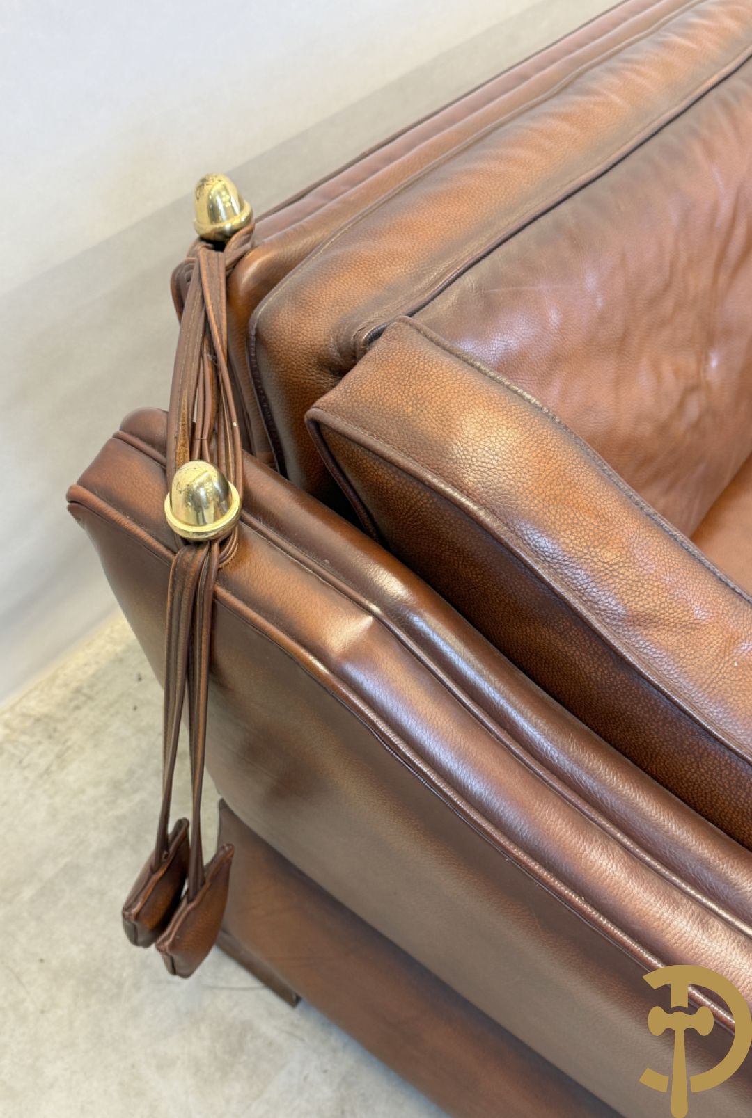 Bruin lederen canapé met kantelbare zijkanten en koperen denappels