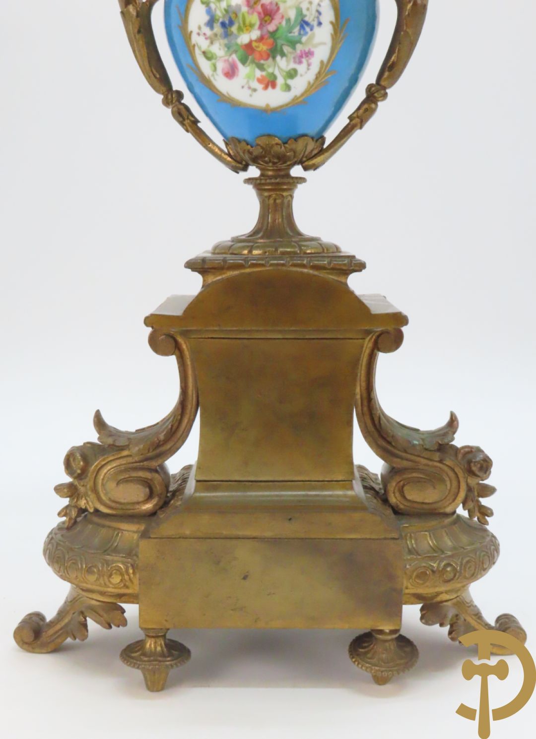 Driedelige bronzen garnituur bezet met Sèvres porselein bestaande uit pendule geflankeerd door paar cupido