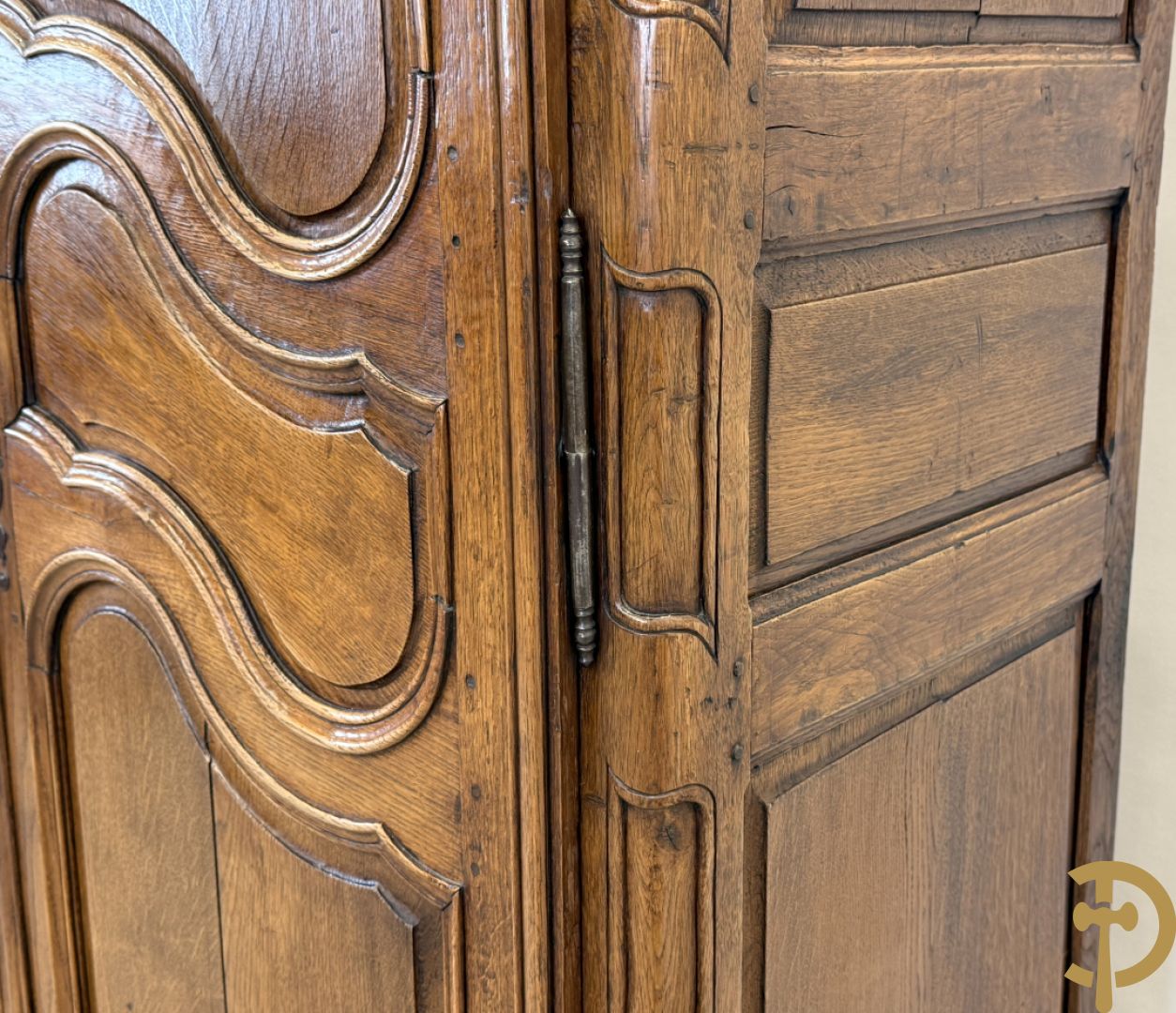 Massief eiken tweedeurskast met afgestoken panelen en gezwaaide moluren