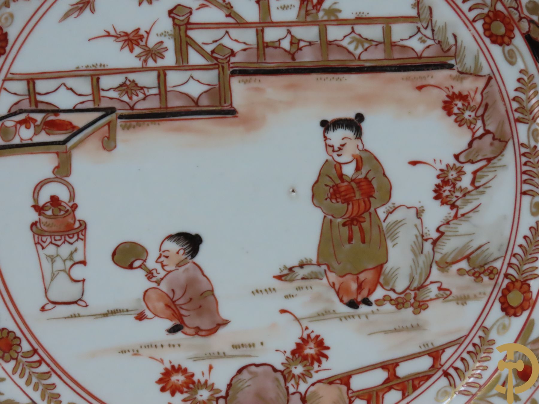 Zeven Chinese porseleinen gelobde bordjes met geanimeerd landschap en deels verguld, achteraan gemerkt