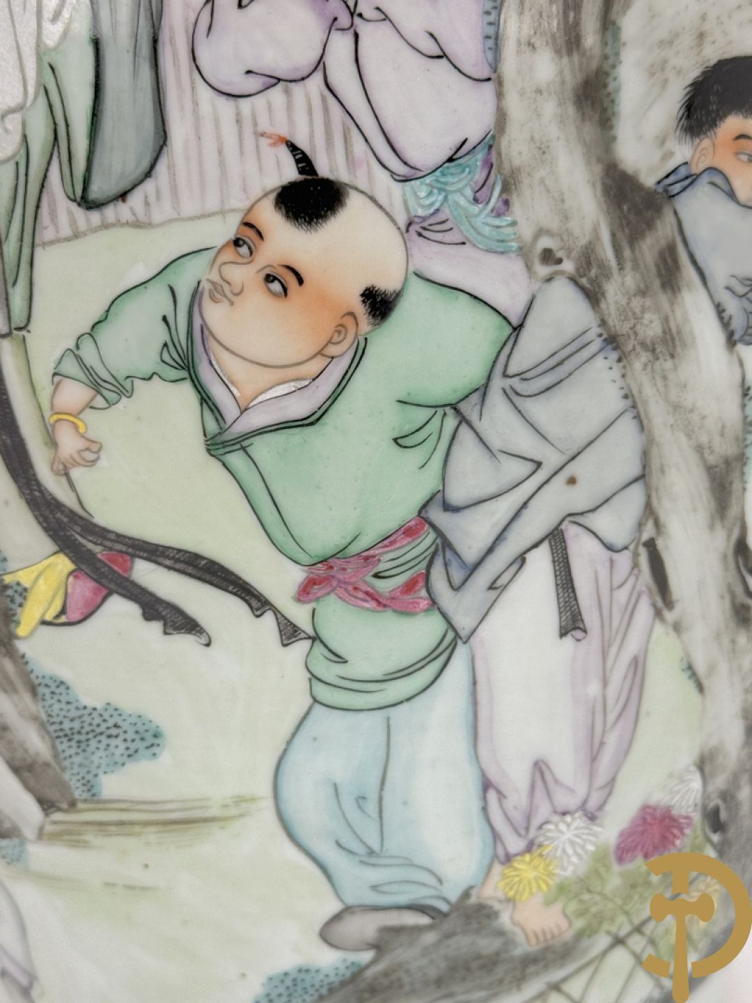 Chinese porseleinen vaas met decor van wijsgeer omgeven door kinderen