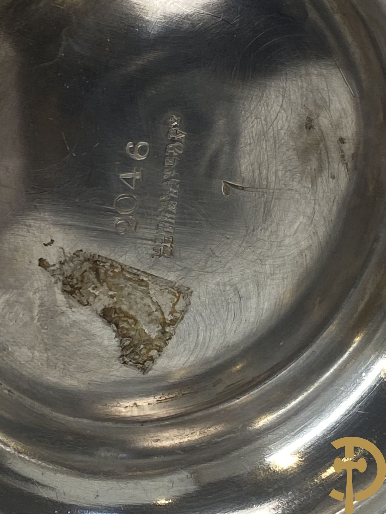 Verzilverd koffiestel MFD & Plated by Reed & Barton 2046 bestaande uit koffiekan, melkkan en suikerpot met ovale medaillons + verzilverde coupe met eekhoorn en rocaille + verzilverde coupe met glas + Verzilverde schenkkan met houten handvat