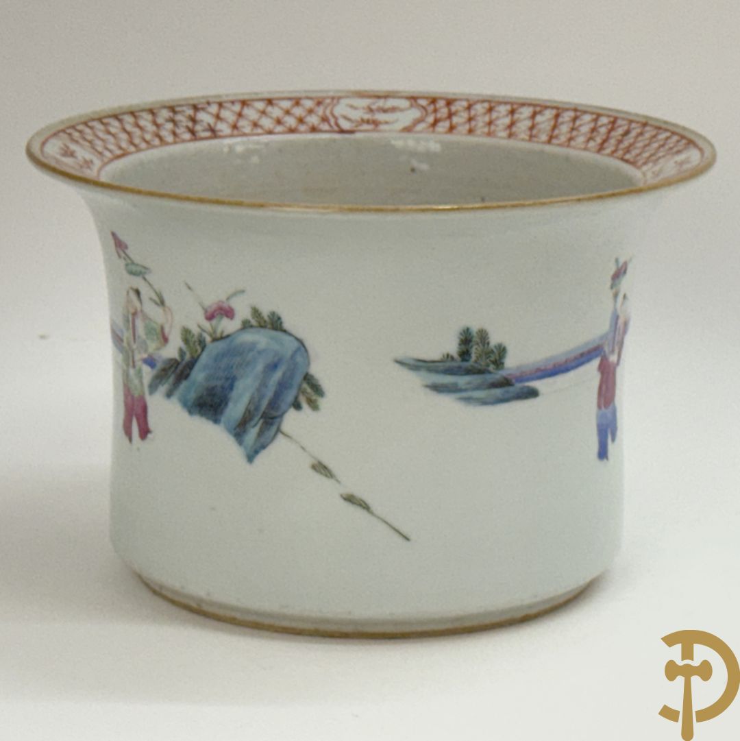 Chinese porseleinen bloemencachepot met decor van kinderen en dames