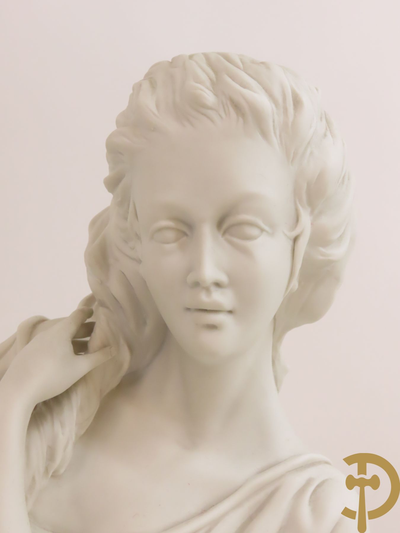 Drie beelden in Capo di Monte porselein : dame met lang haar, jongeman met vis en koppel op bank