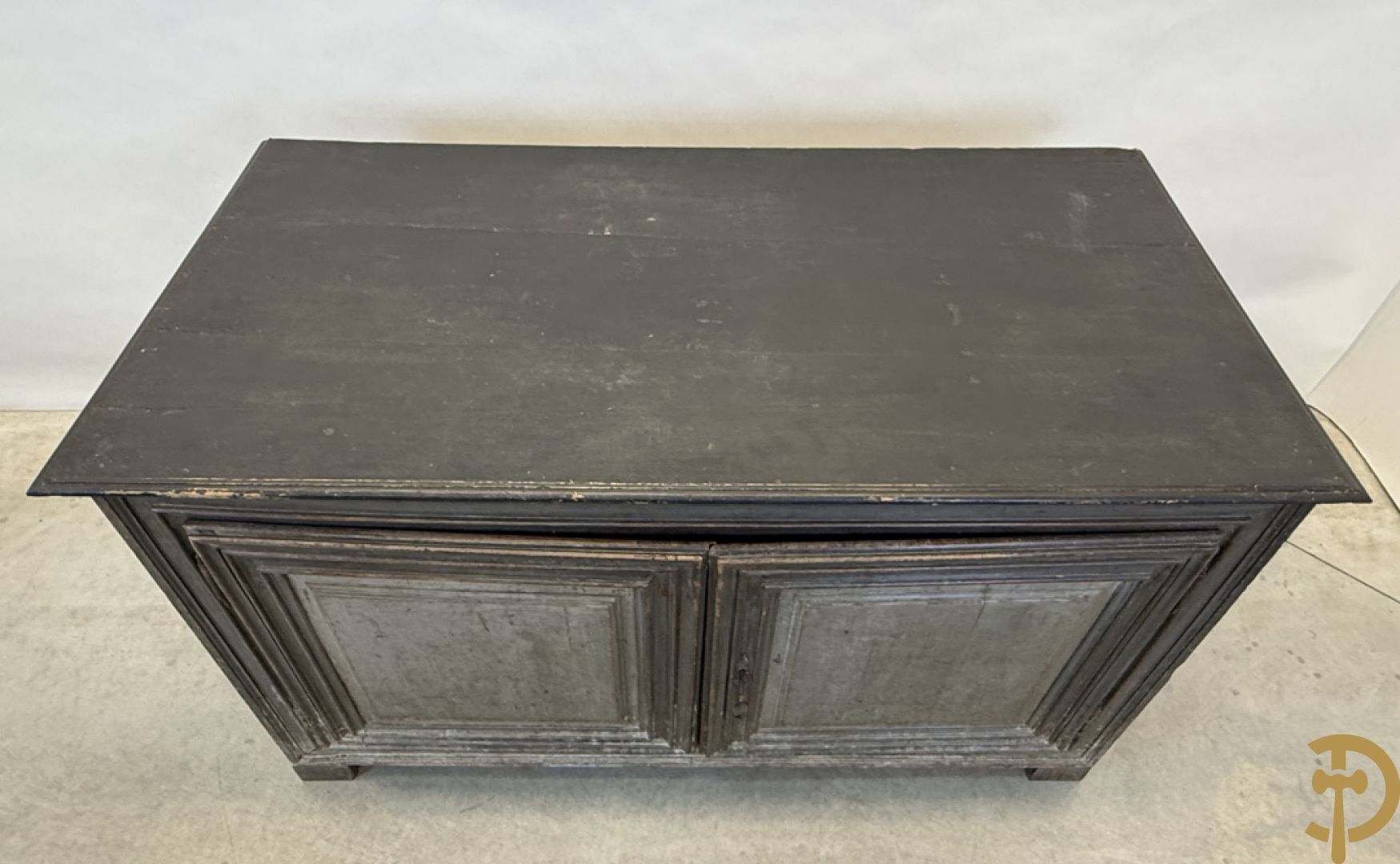 Gepatineerde tweedeursdresse met afgestoken panelen