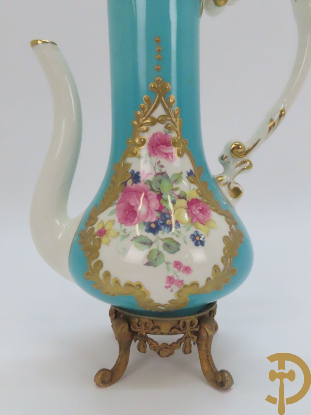 Driearmige porseleinen kandelaar met bloemenmotieven, onderaan gemerkt Plaue + porseleinen coupe Plaue + Limoges schenkkan met bloemendecor