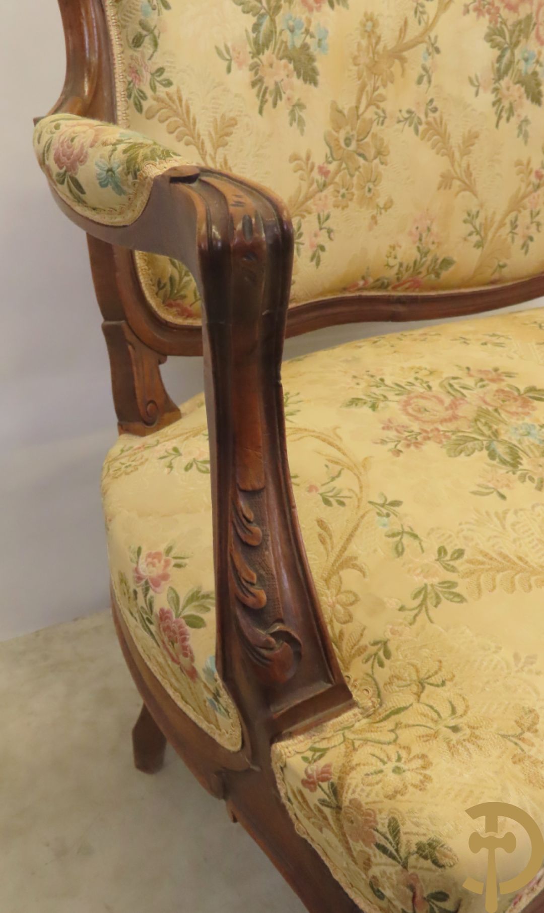 Vijfdelig Louis XV salonensemble in beuk bestaande uit tweezit, 2 armzetels en 2 stoelen