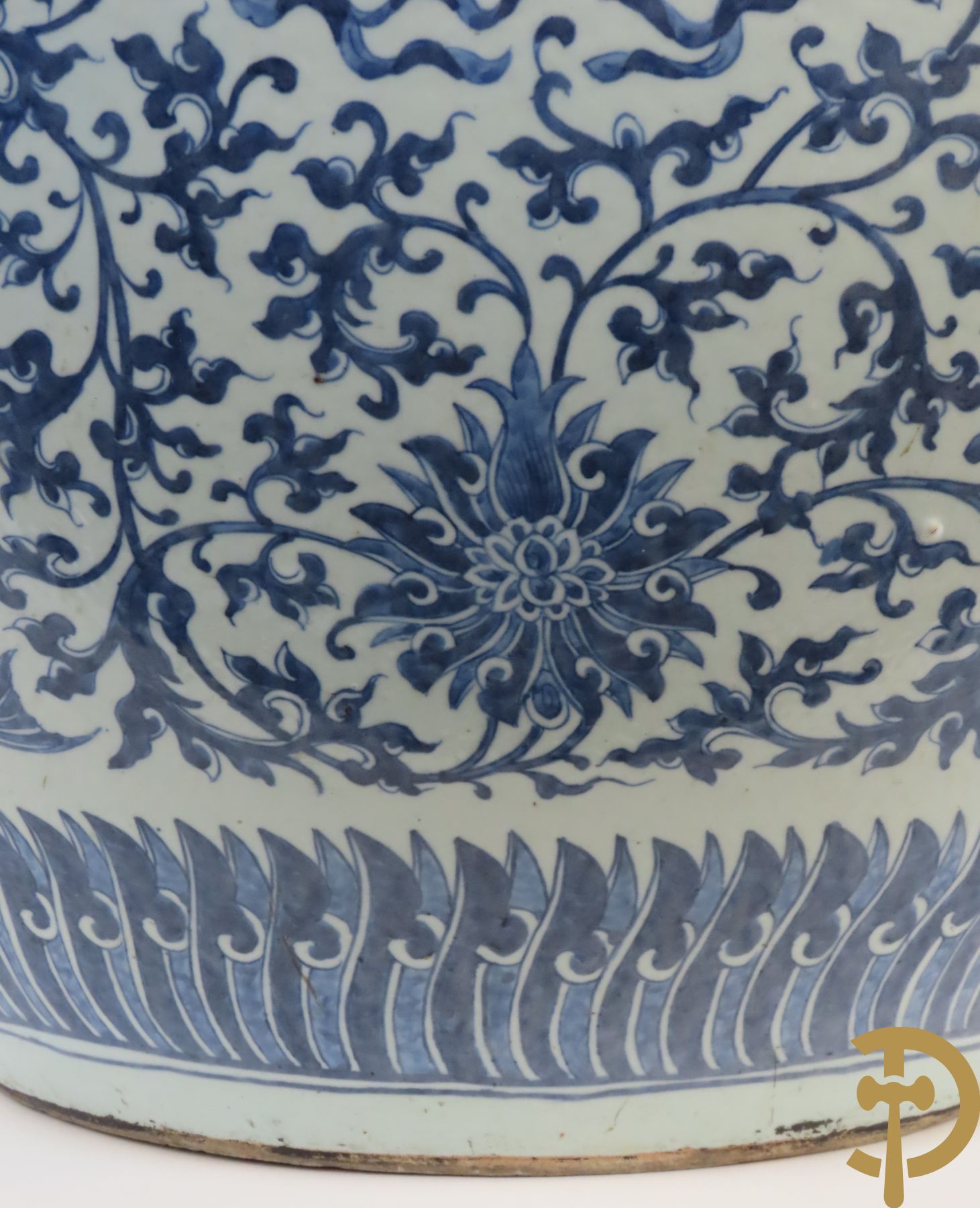 Chinese porseleinen blauw - witte viskom of grote cachepot met lotusslingers, Qian Long 19e