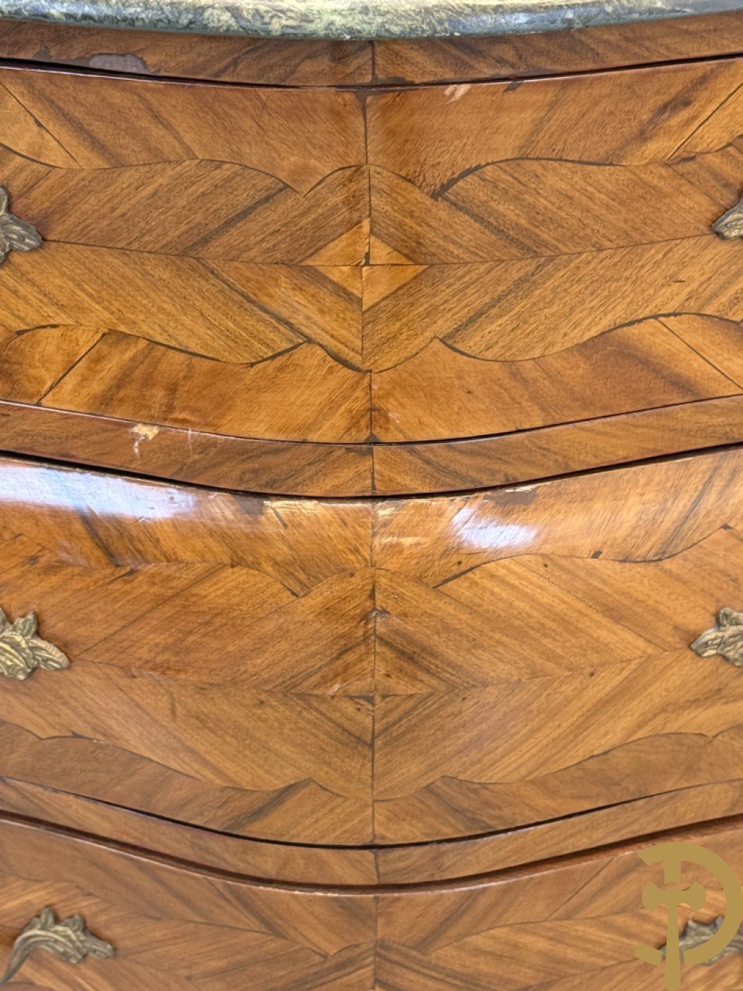 Notelaren drielandencommode met bronsbeslag en groen marmeren blad