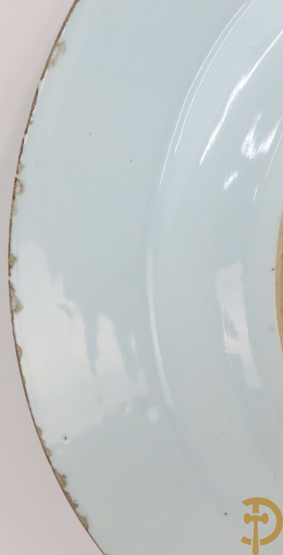 Porseleinen Imari bord met dierenmotieven in florale omgeving