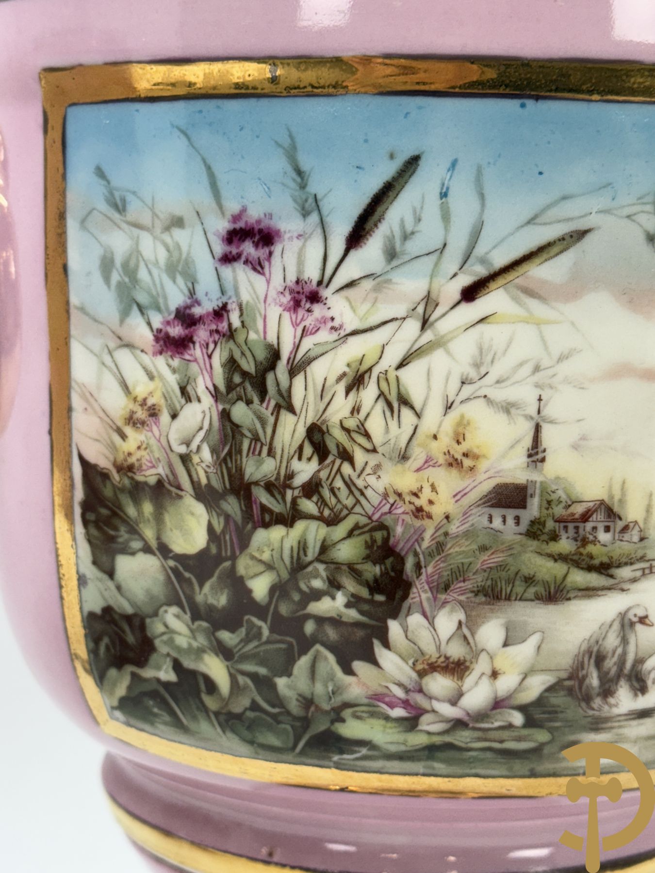 Paar roze gekleurde porseleinen coupes met idyllisch landschap in decalcomanie decor met vergulde rand