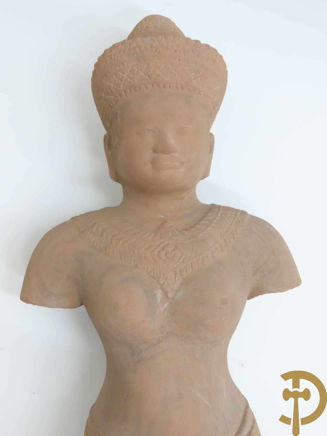 Bronzen boedhahoofd op sokkel + bronzen boedhistische figuur met snaarinstrument + stenen Khmer van boedhistisch figuur + stenen Kmer kopje