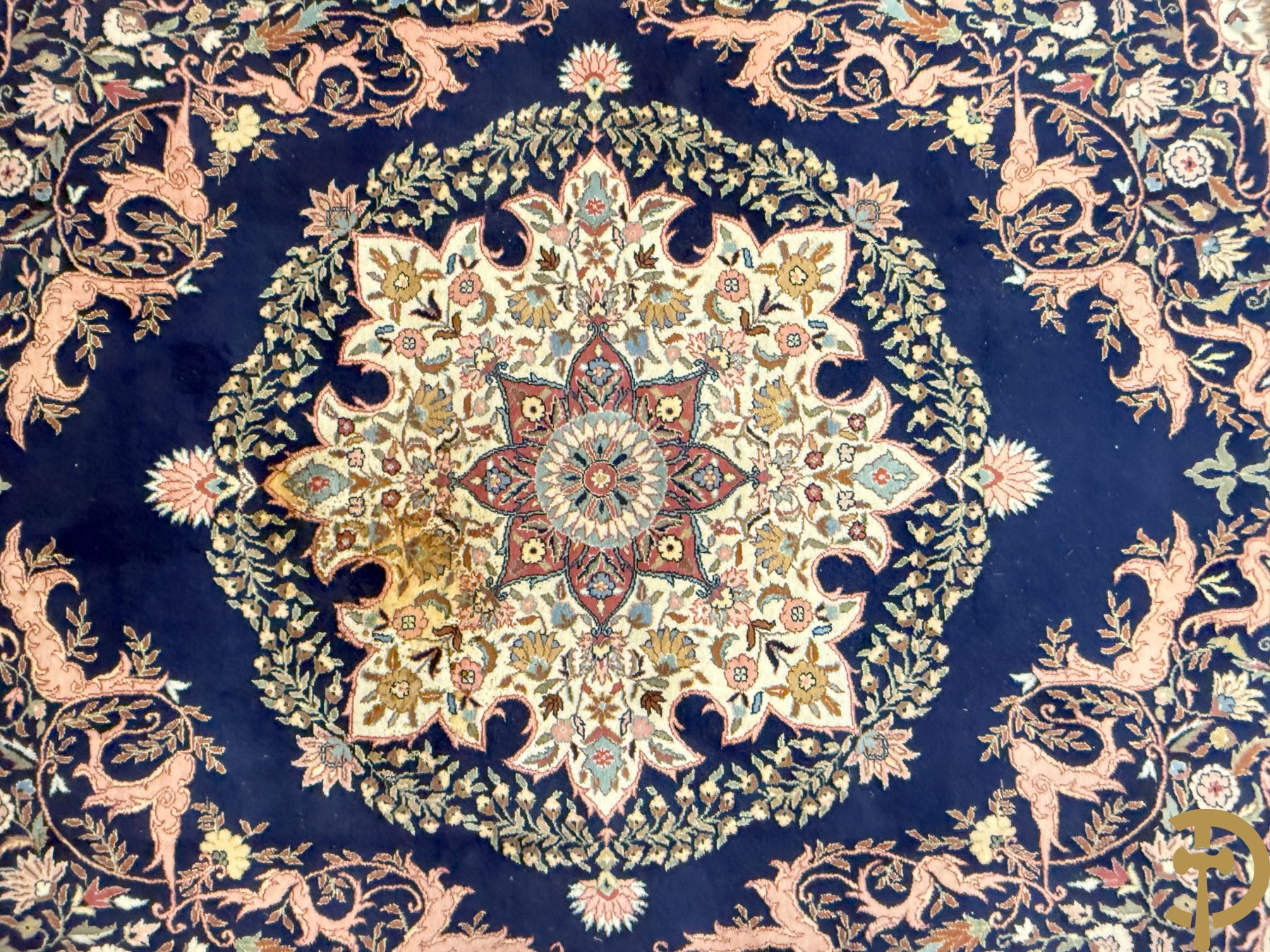 Oosters handgeknoopt tapijt met blauwe fond en bloemenmotieven