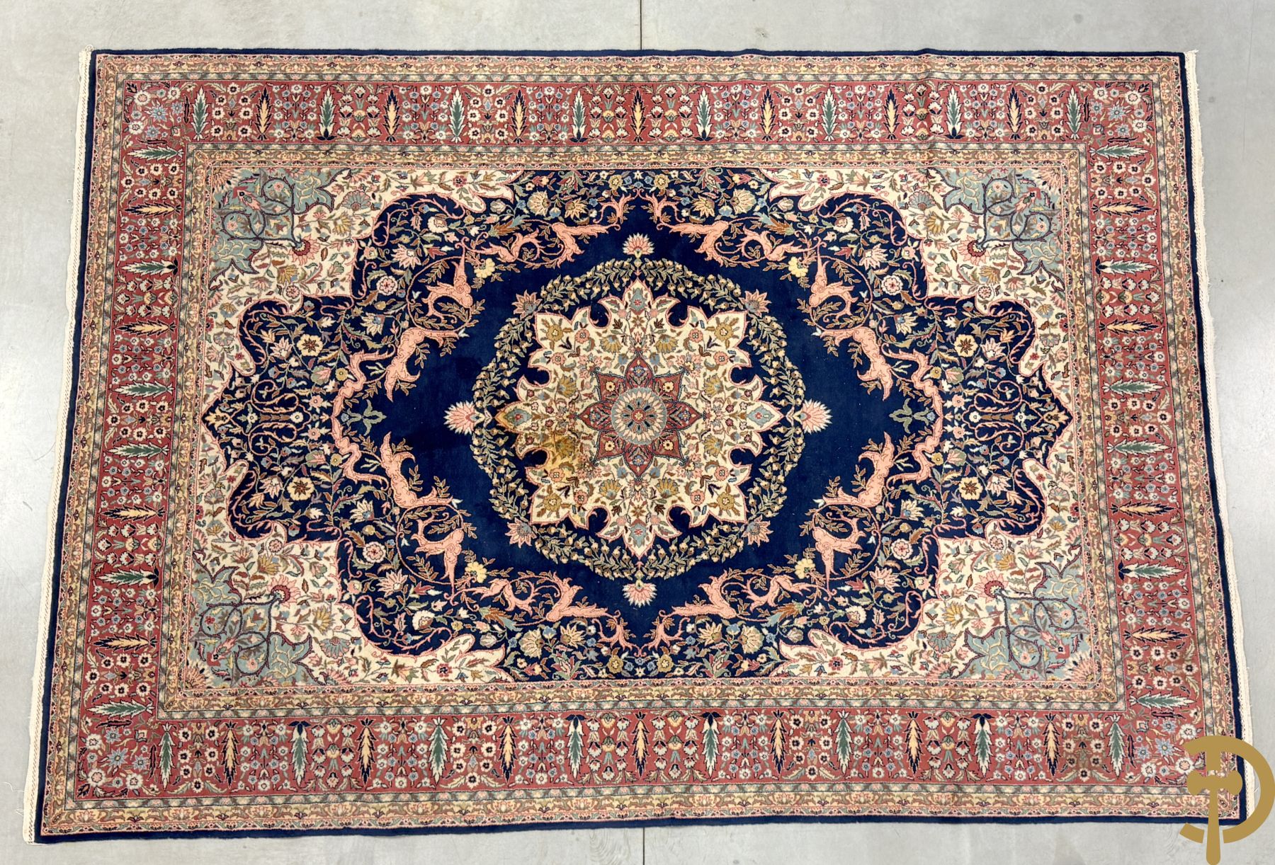 Oosters handgeknoopt tapijt met blauwe fond en bloemenmotieven