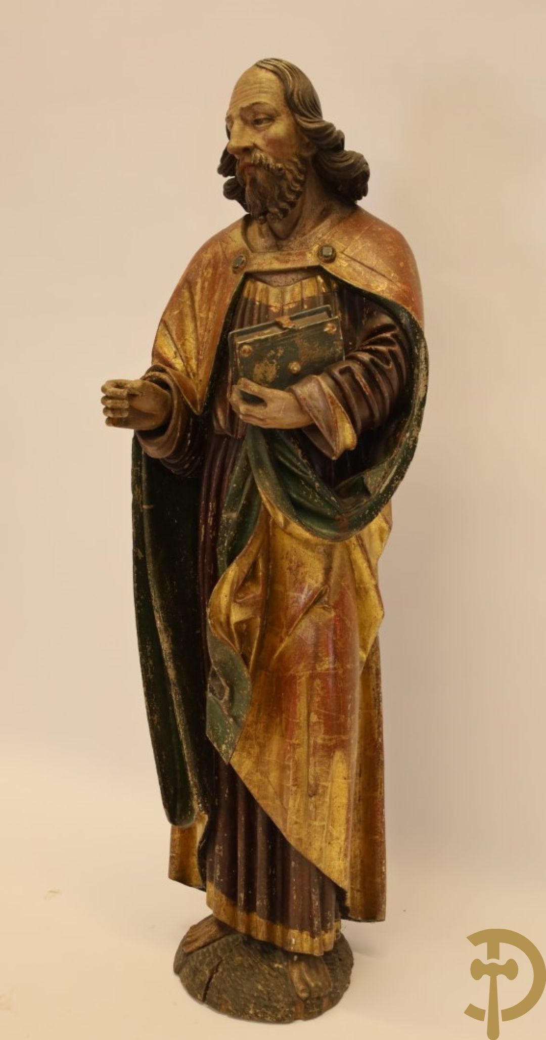 Antieke mooi gepolychromeerde houtsculptuur van een evangelist met boek, 17e - Hoogte 136 cm. (stukje pink af van rechterhand)