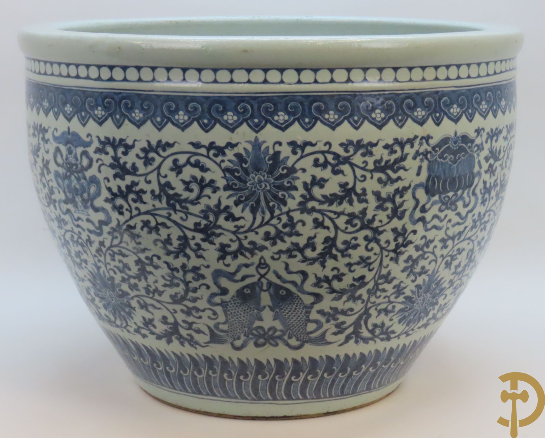 Chinese porseleinen blauw - witte viskom of grote cachepot met lotusslingers, Qian Long 19e