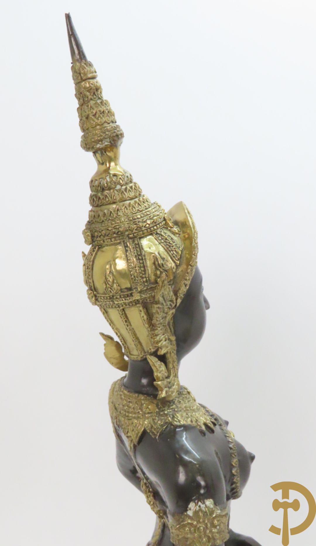 Twee staande koperen boedhistische figuren