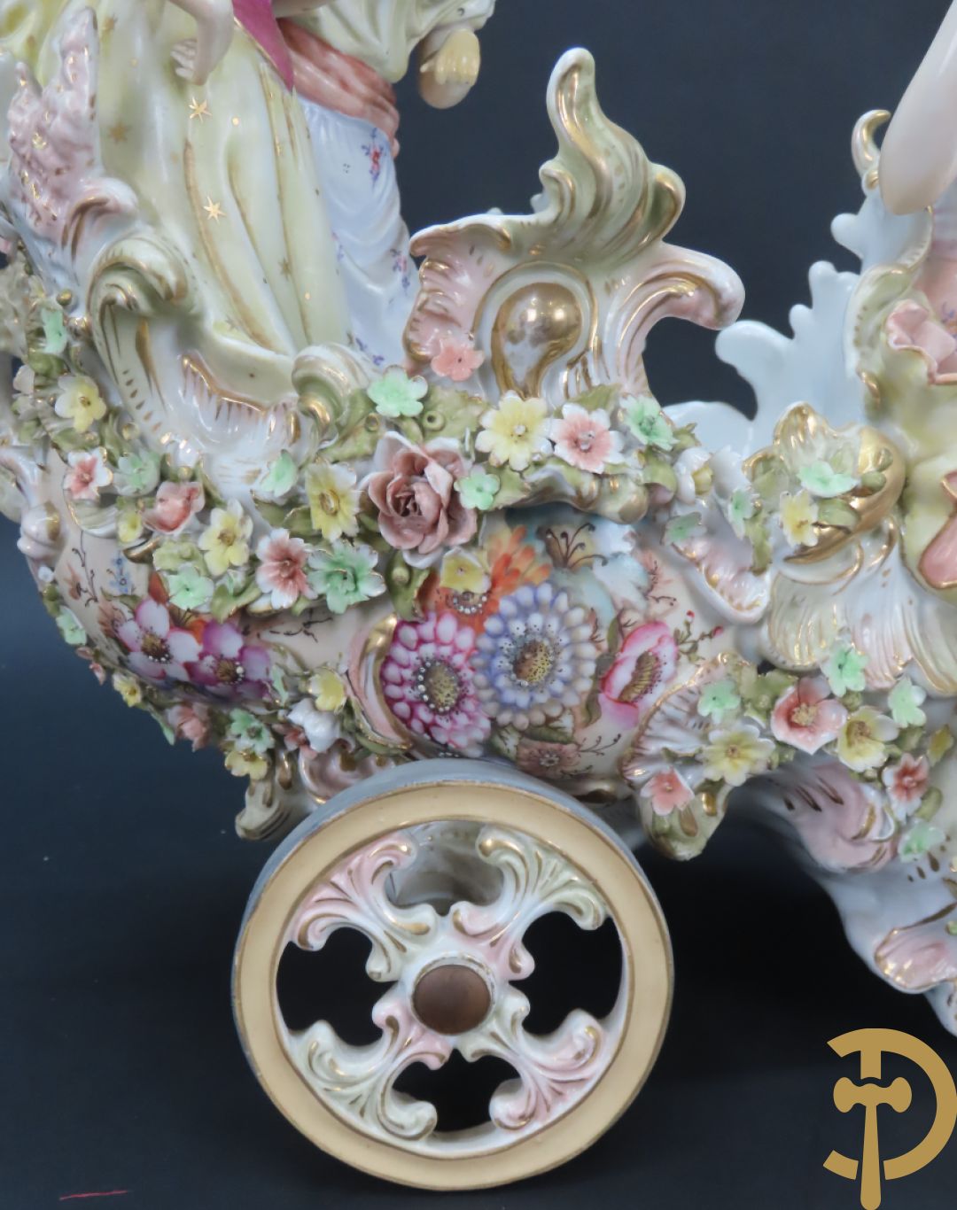 Meerkleurige porseleinen sierwagen slede met 3 dames voortgetrokken door 3 honden, onderaan gemerkt