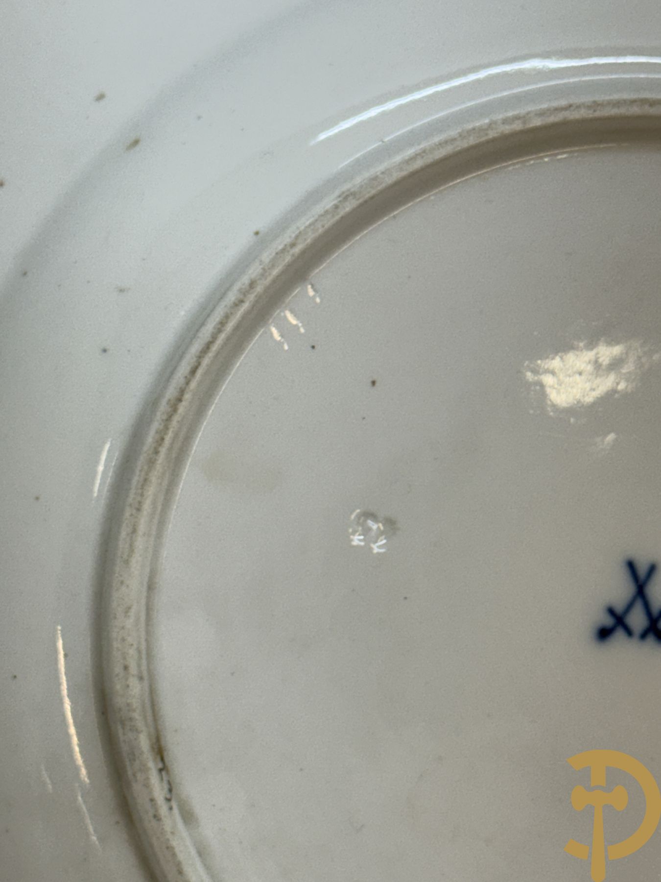 Zes porseleinen borden onder gemerkt met zwaarden / Meissen : 1 bord met stadstafereel, 1 verlucht bord met drakendecor, 1 bord met vogeldecor, 1 met bloemen en 2 met bloemendecor omgeven door vergulde rand