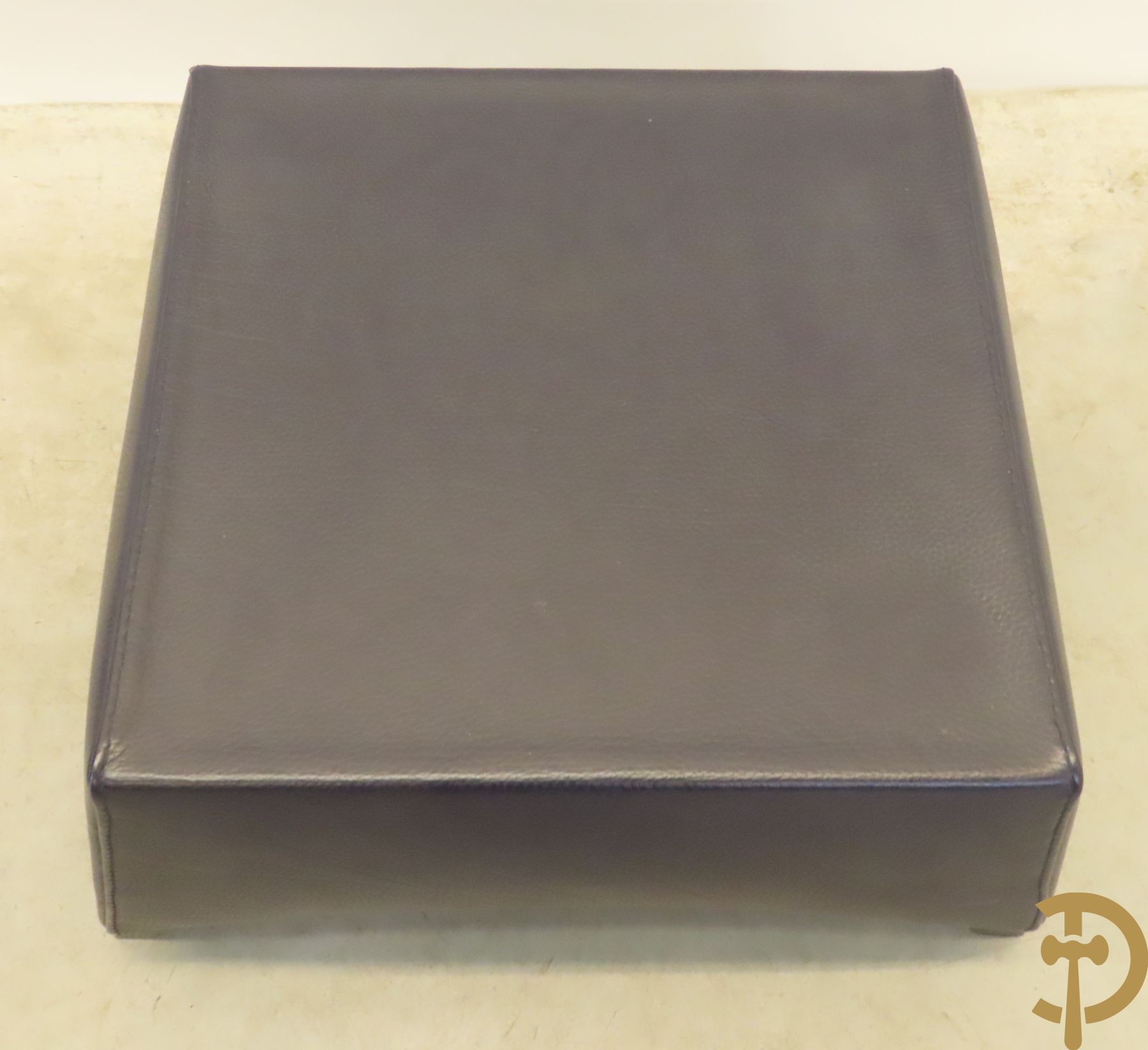 Blauw lederen salonensemble Durlet bestaande uit driezit, 2 fauteuils, 2 voetbankjes en bijzettafeltje met leder overtrokken