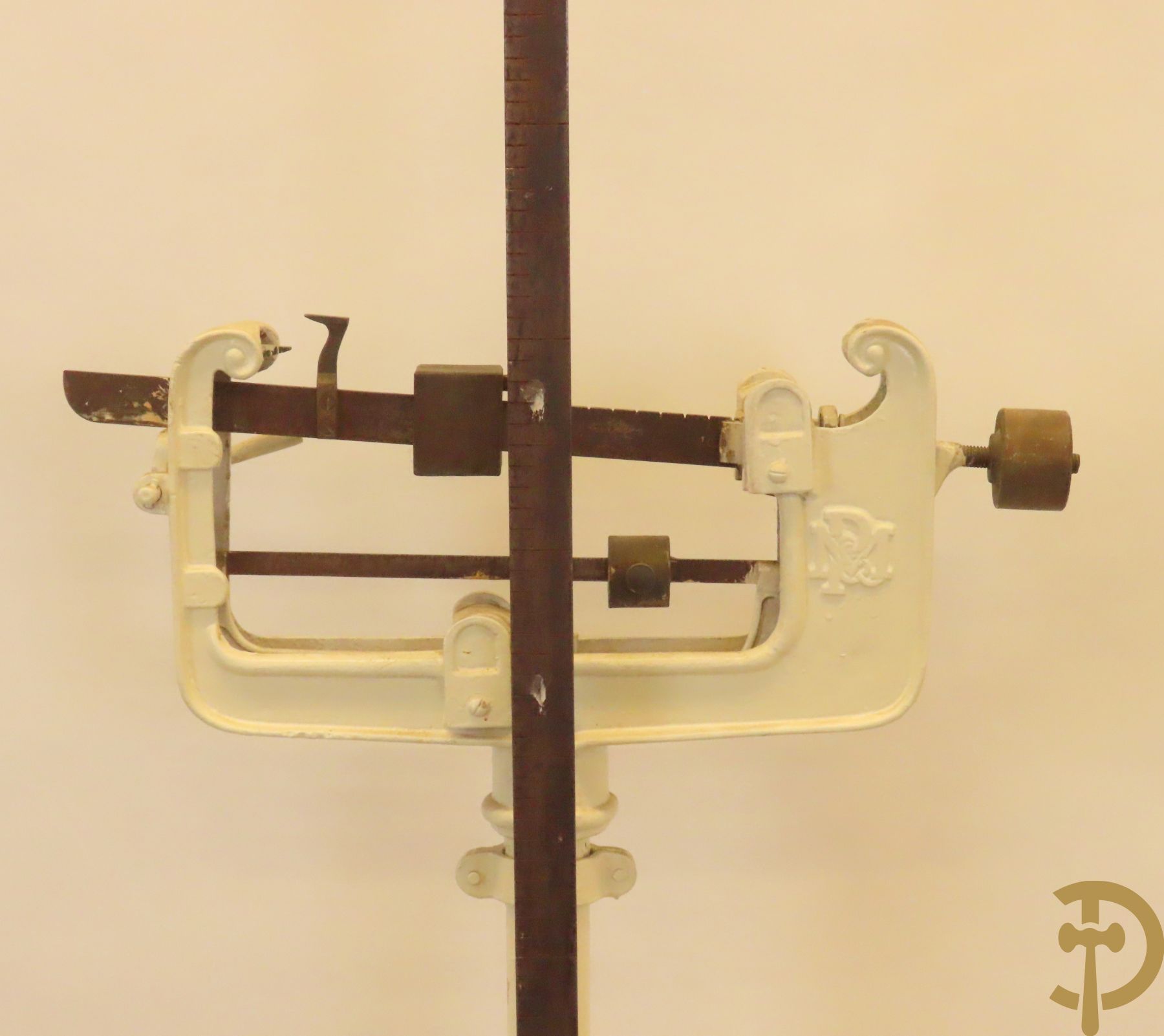 Oude metalen doktersweegschaal met meetlat