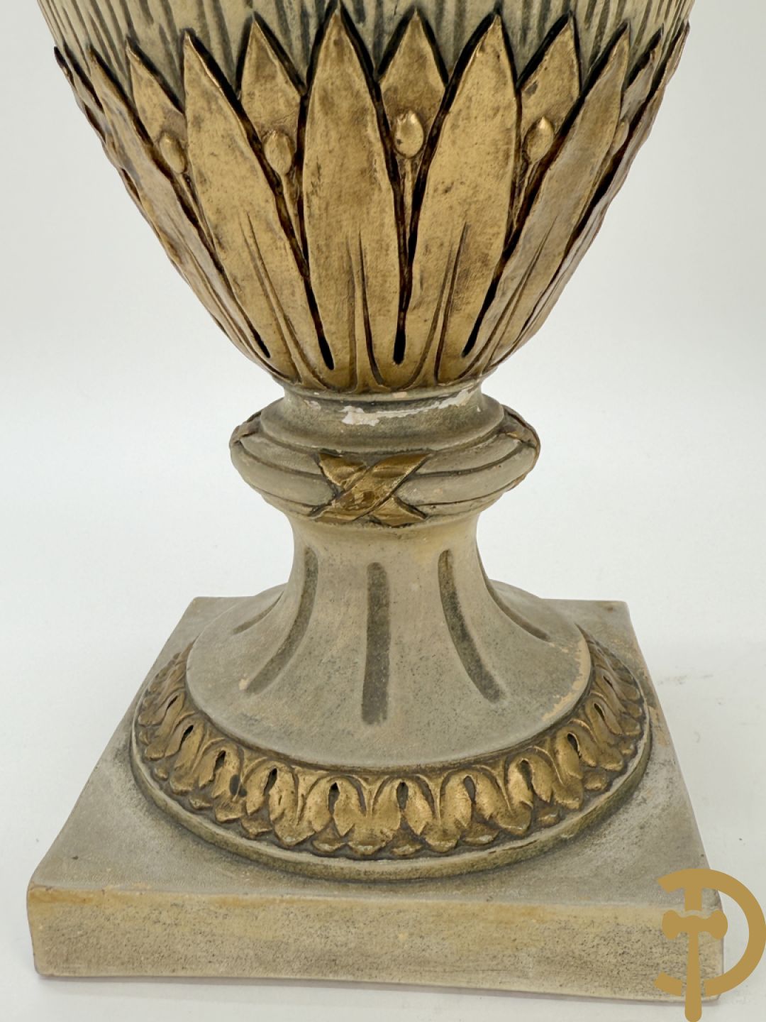 Paar cassolettes in composiet met vergulde Louis XVI motieven