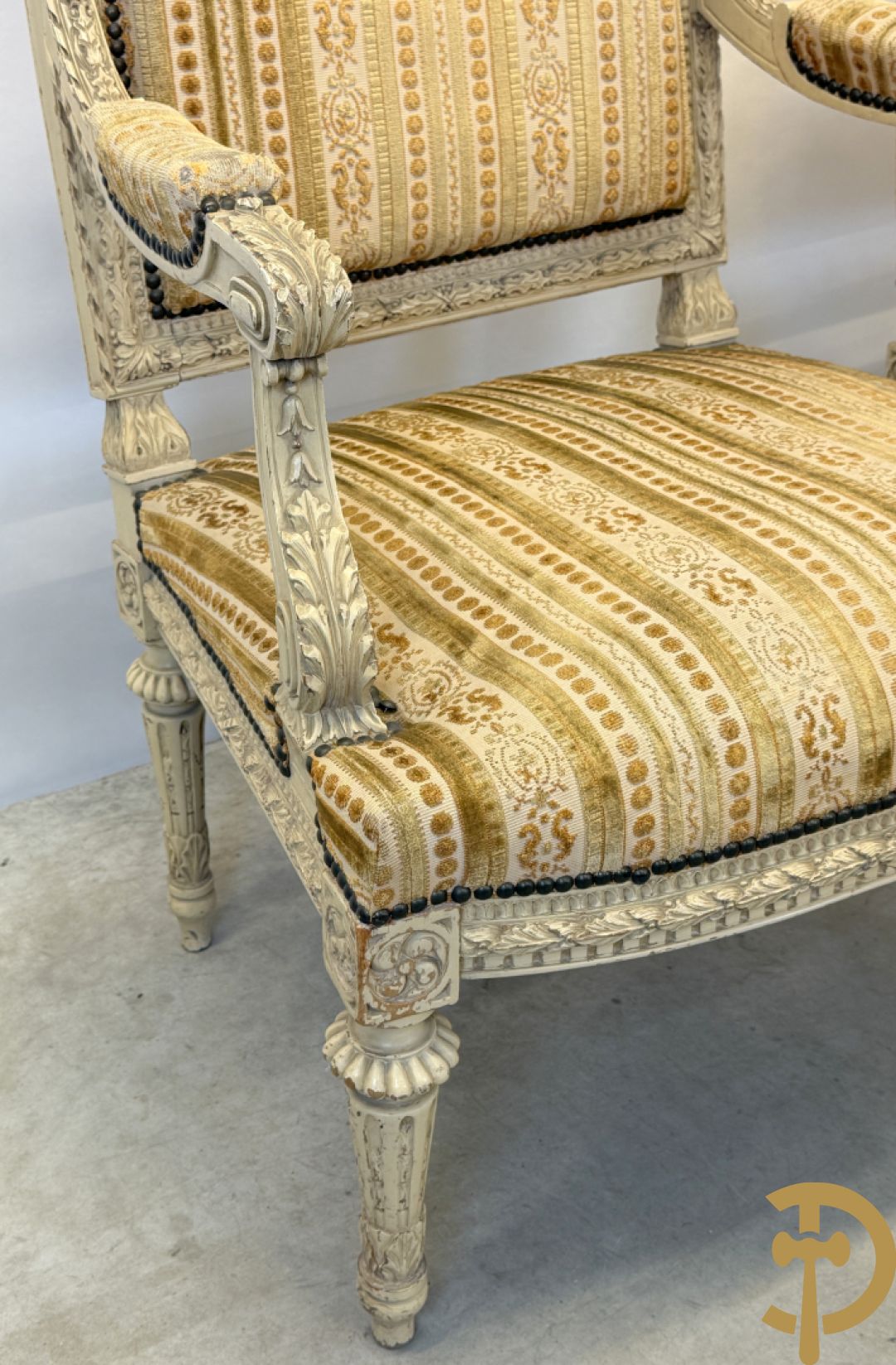 Gemonochromeerd salonensemble met gesculpteerde bladranken bestaande uit canapé, 2 armzetels en 3 stoelen