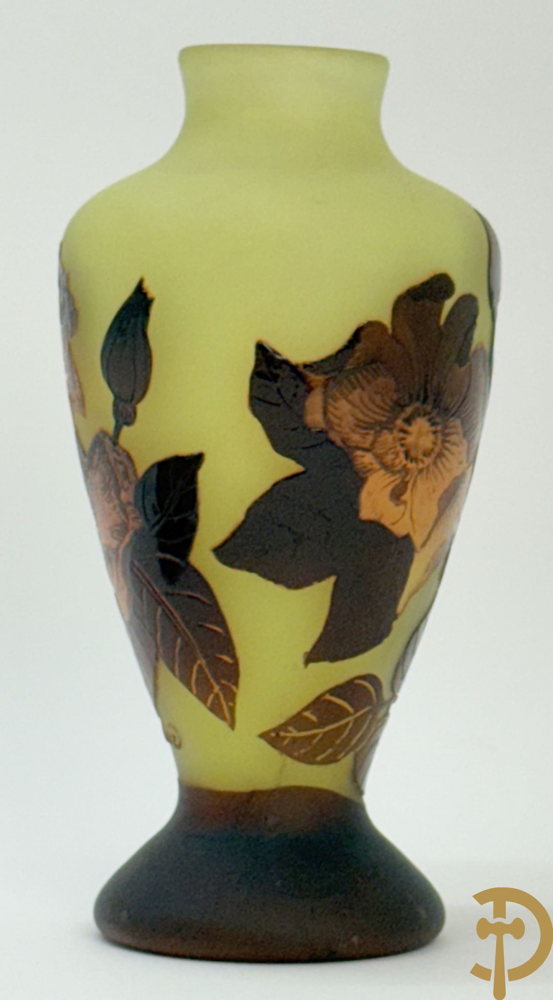 Vaas in glaspasta met gestyleerd bloemendecor, gemerkt Tudor