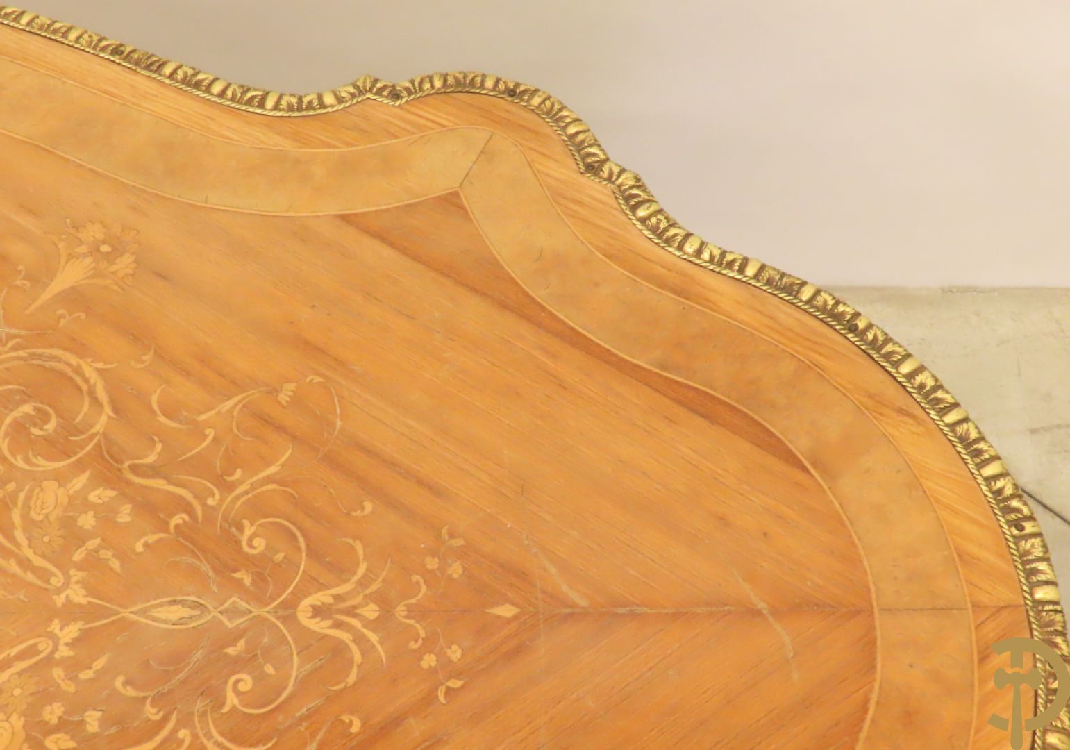 Gemarketteerde ovale notelaren tafel bezet met bronsbeslag van dameshoofden + stoel