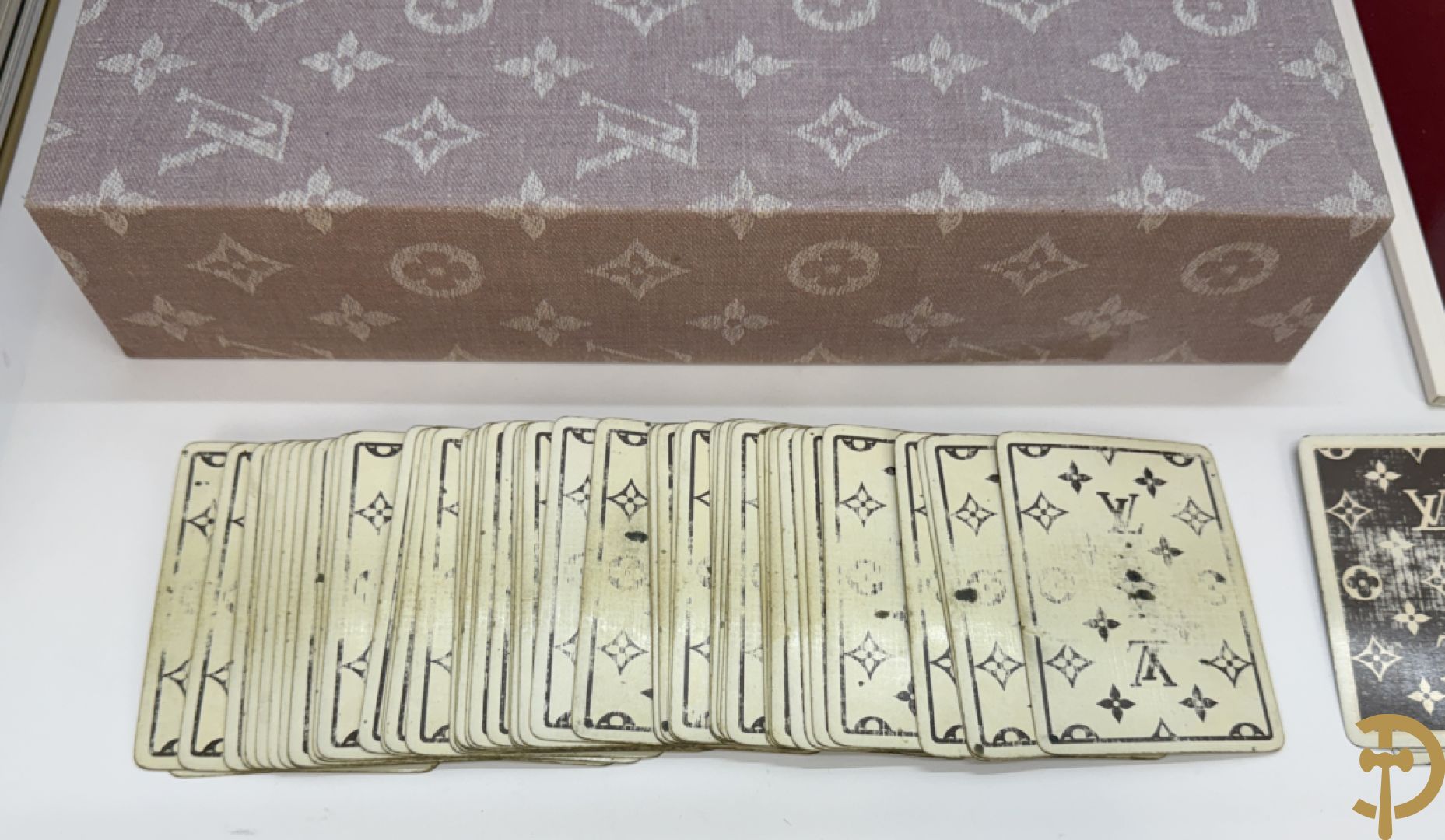 Boek Louis Vuitton, 100 Malles de Legende, door Pierre Leonforte, Editions de la Martinière + Louis Vuitton boekje + zakken Louis Vuitton + 2 kaartspellen Louis Vuitton