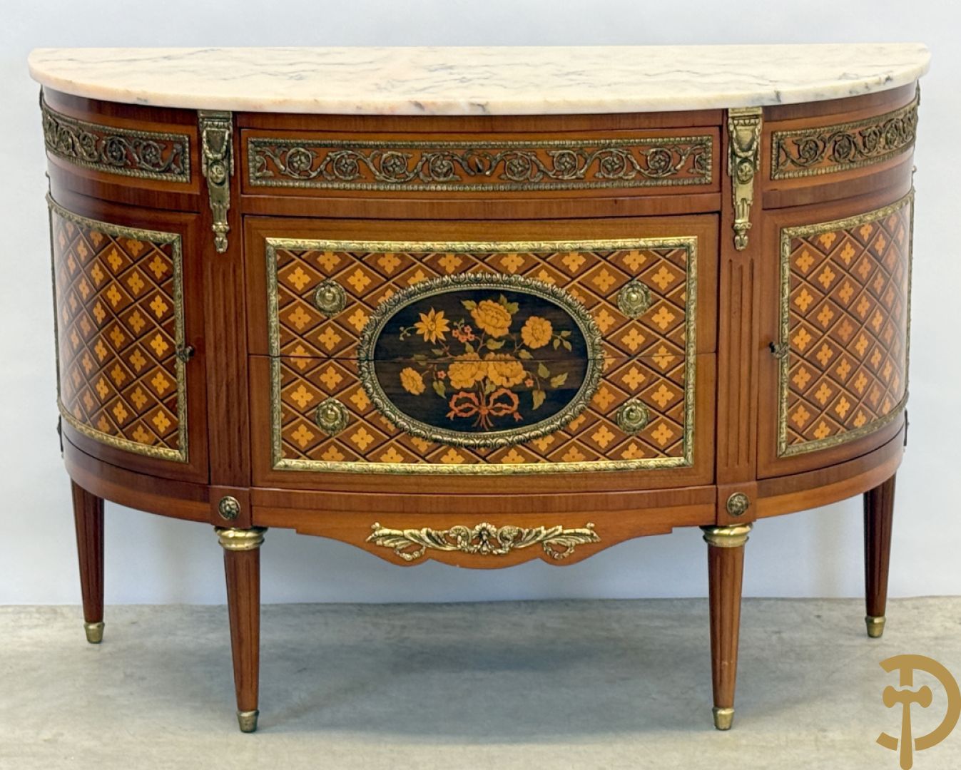 Halve maanvormige drieladencommode met 2 zijdelingse deuren, gemarketteerde bloemenmotieven en bronzen ornamenten, bovenaan bezet met marmeren blad