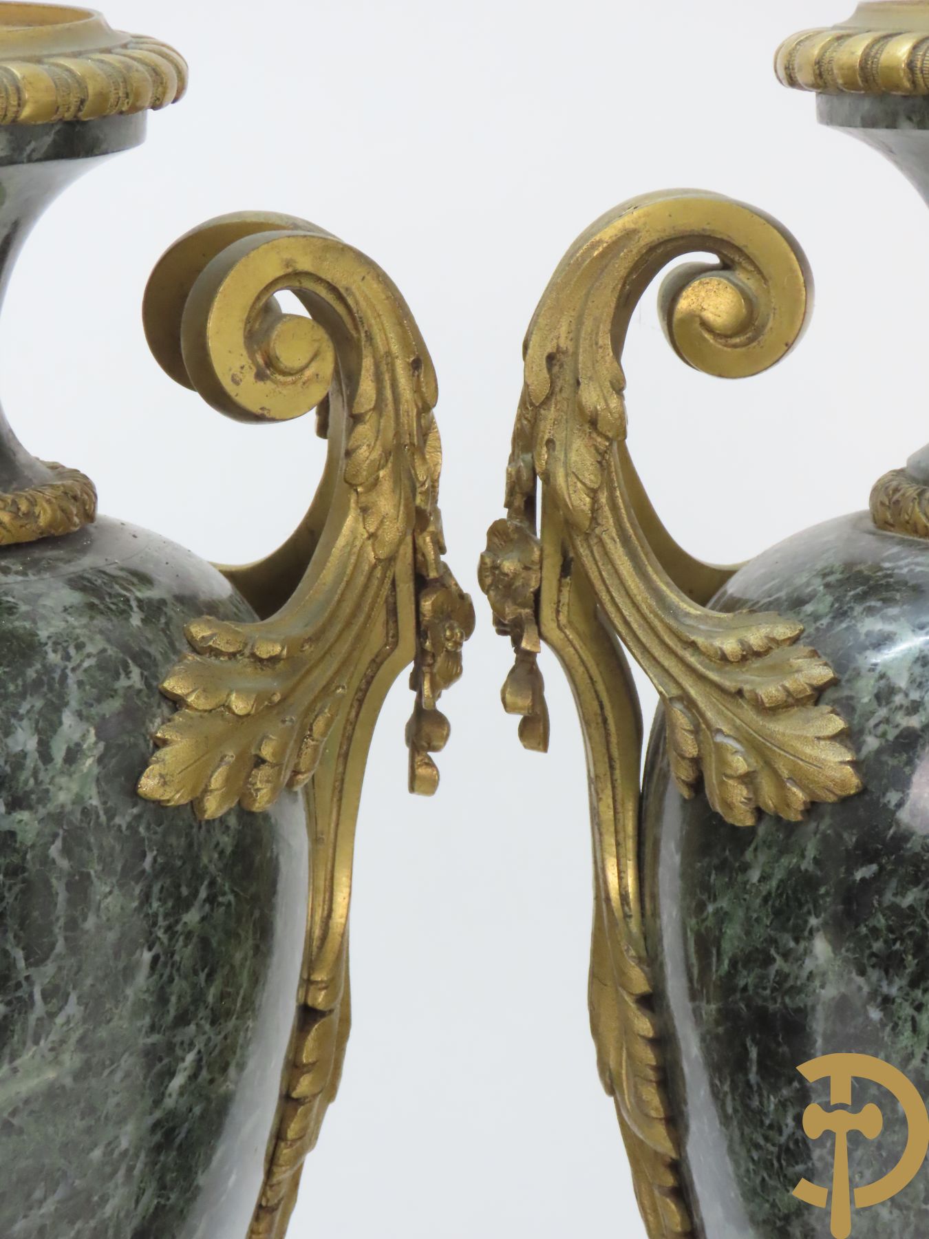 Paar marmeren cassolettes met los deksel, zijdelings bezet met accanthusranken en bloemen