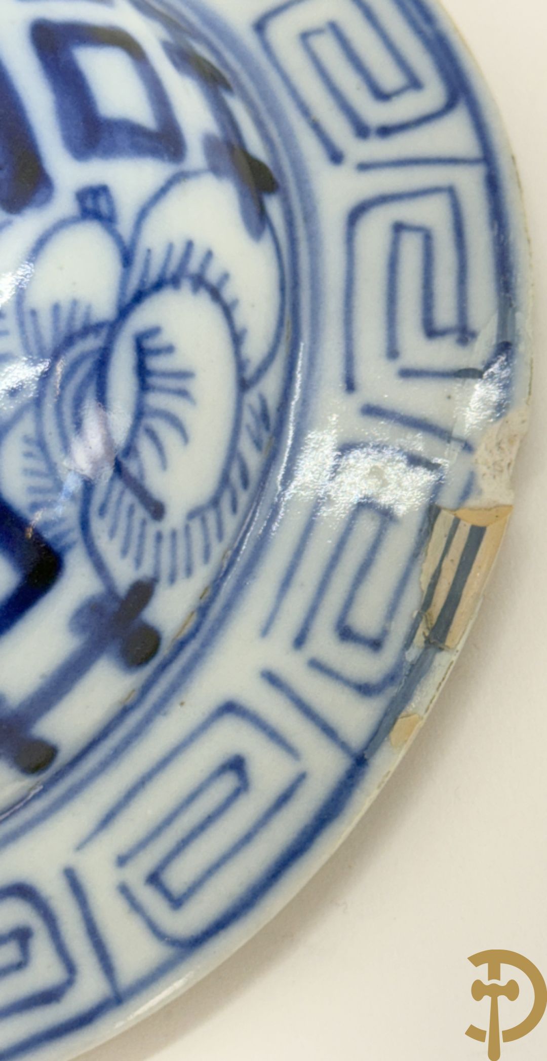 Paar blauw/witte Chinese porseleinen dekselpotiches met bloemen en Chinese tekens