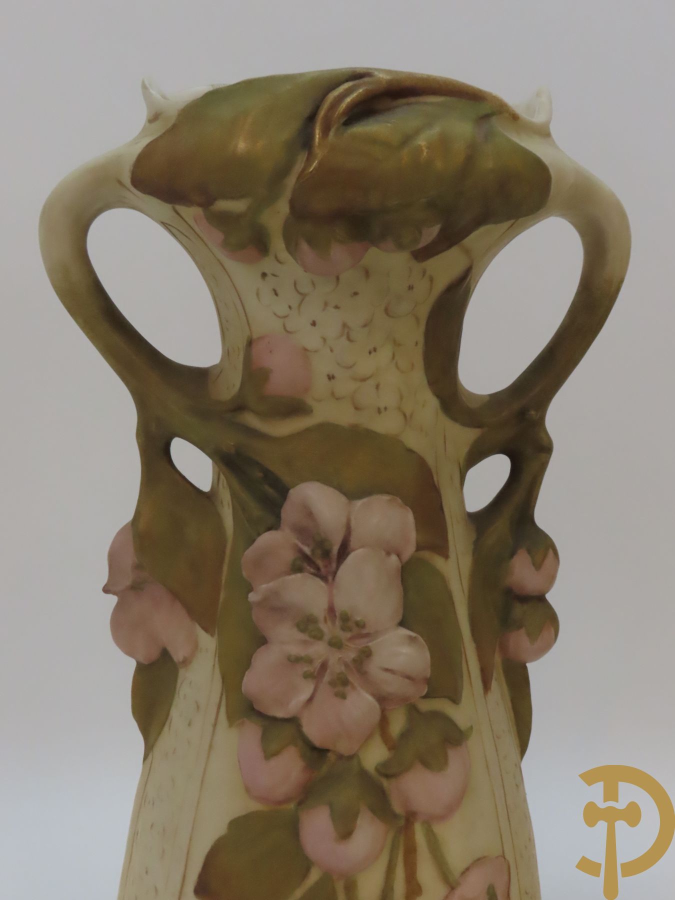 Paar Royal Dux vazen, Art Nouveau stijl, met bloemen bezet, Nummer 5505