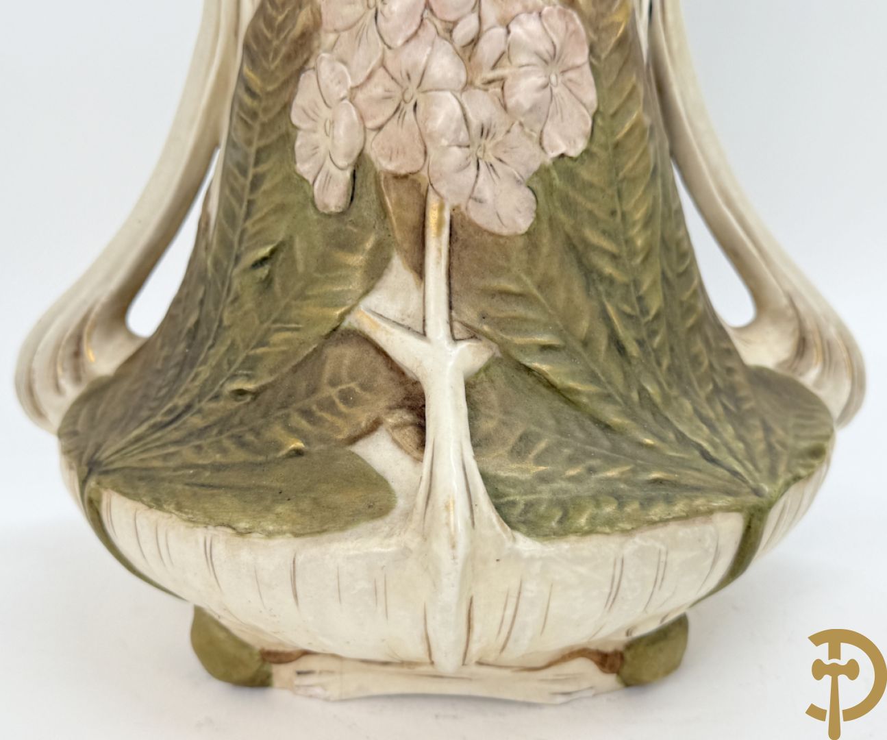 Paar Royal Dux vazen met bloemen bezet