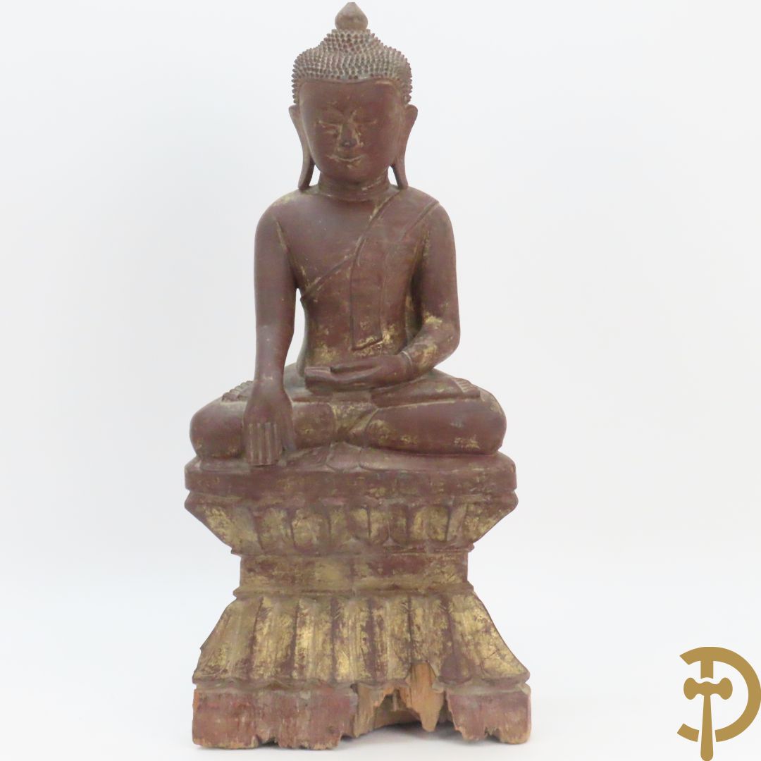 Houtgesculpteerde zittende boedha