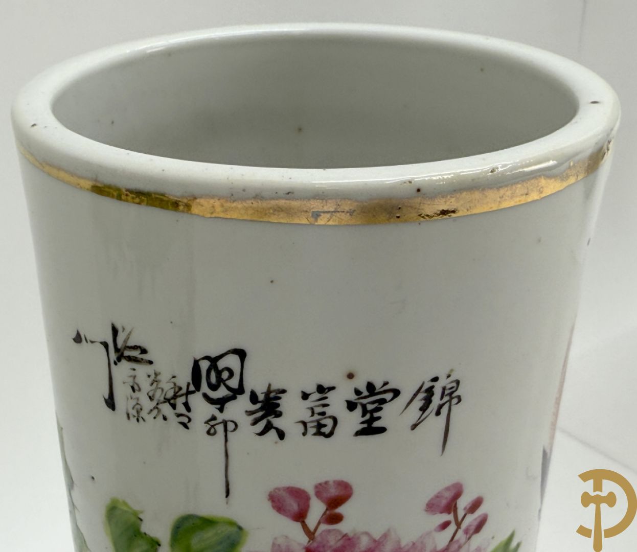 Twee rolvazen met bloemen- en vogeldecor + dekselpotiche met vogeldecor + Chinese vaas met decor van dames en kinderen