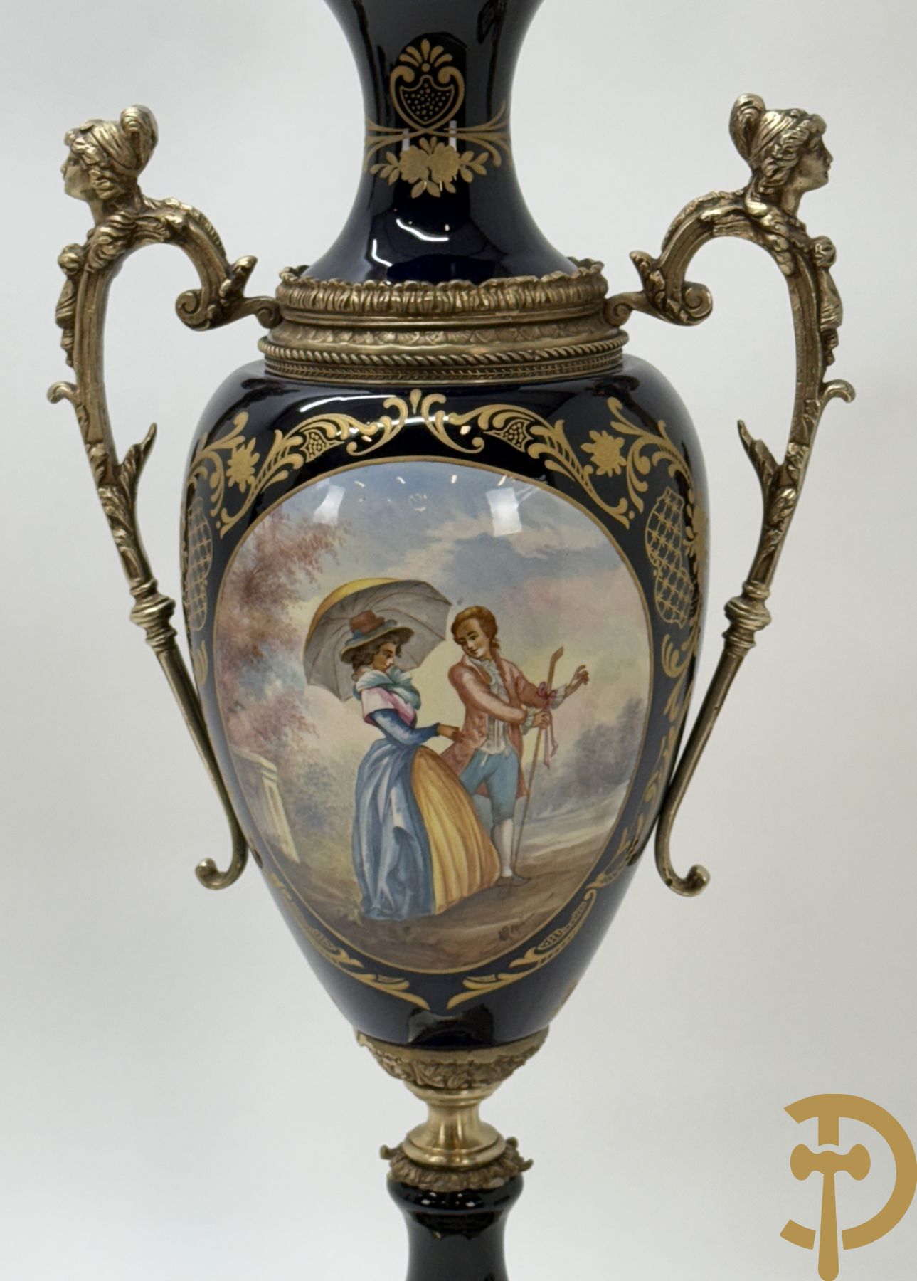 Sèvres stijl vaas met geanimeerde galante scène, zijdelings met paar bronzen armen + schaal met bloementafereel, Limoges stijl