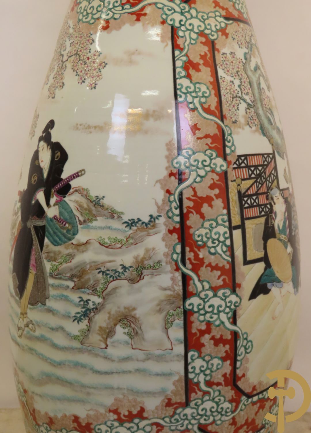 Japanse porseleinen waaiervaas met decor van geisha en krijger, bovenaan met florale motieven