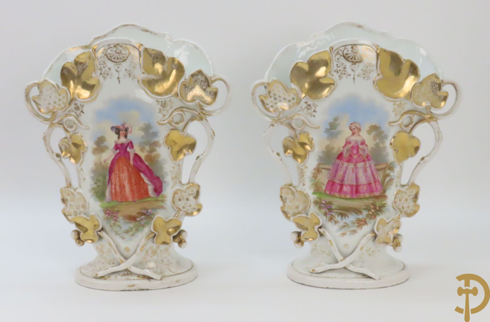 Paar porseleinen Vieux Paris vazen met decor van lieftallige dames