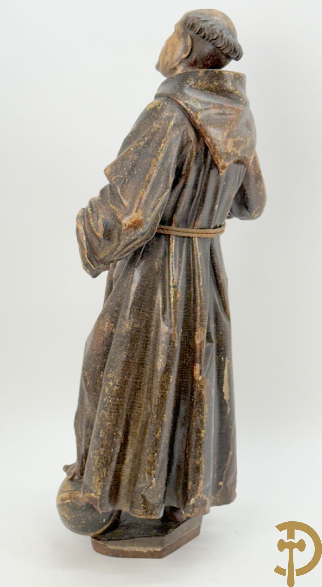 Gepolychromeerde houtsculptuur van Sint Antonius steunend met linkervoet op wereldbol