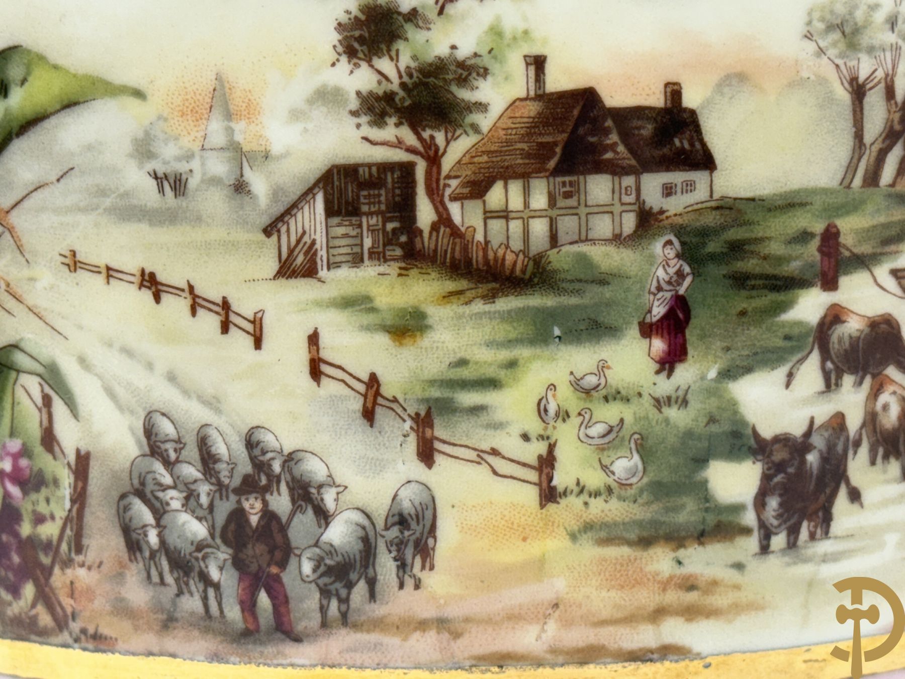 Paar roze gekleurde porseleinen coupes met idyllisch landschap in decalcomanie decor met vergulde rand