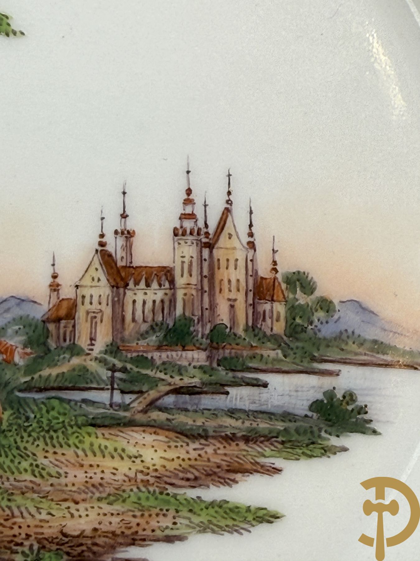 Porseleinen kopje met schoteltje met zeer fijn handbeschilderd geanimeerd landschapsdecor omgeven door bloemen, onderaan gemerkt Sint Petersburg (Alex I 1801-1825)