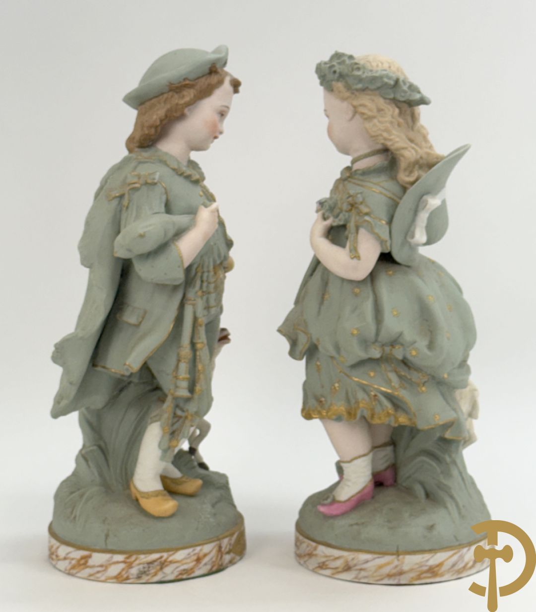 Paar grote Franse gekleurde biscuits van meisje en 
 jongen met schaap en geit