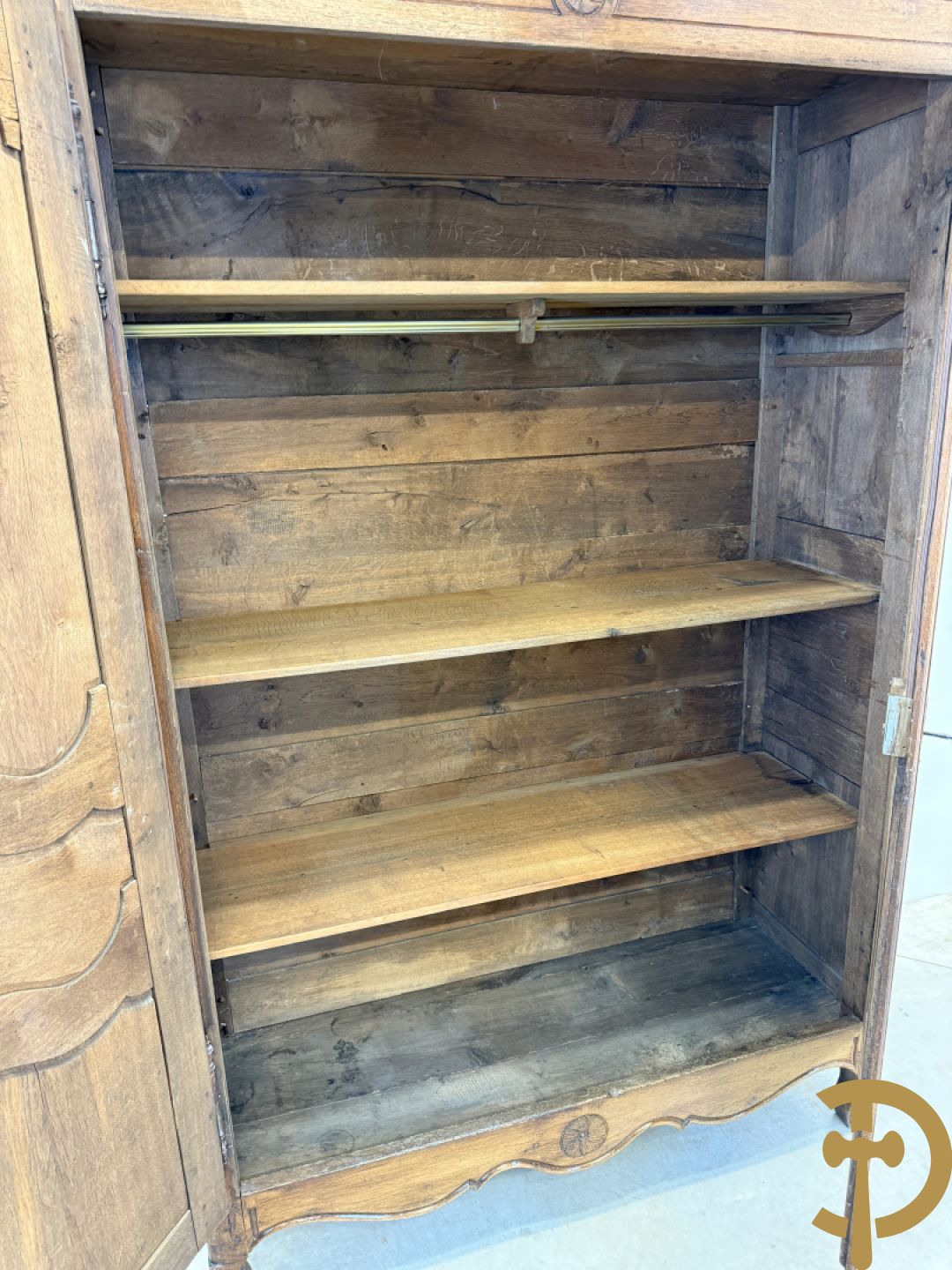 Massief eiken tweedeurskast met afgestoken panelen en gecanneleerde afgeronde hoeken