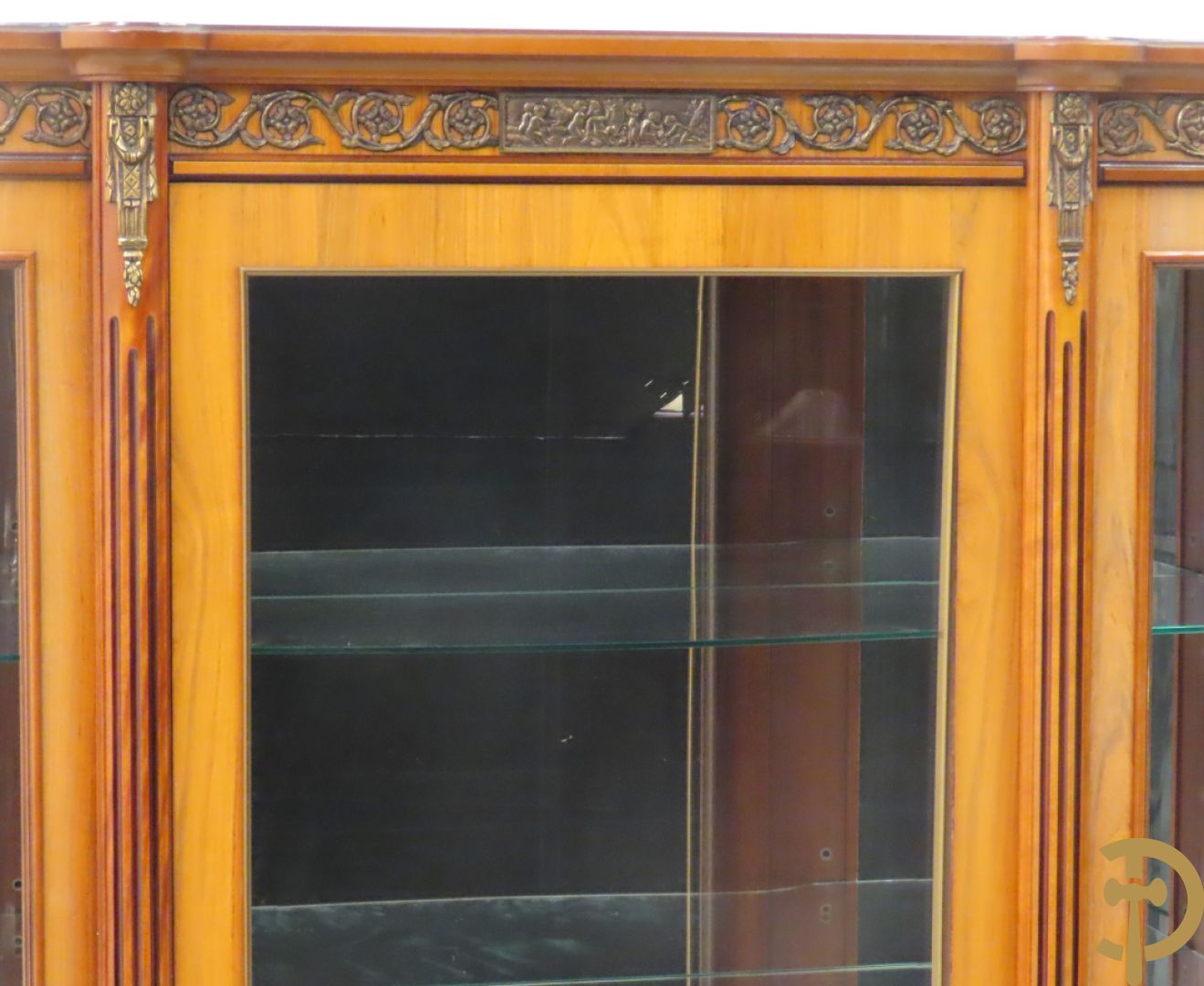 Notelaren eetkamer Louis XVI stijl bestaande uit vijfdeursdressoir met bloemenmarquetterie, bronsbeslag en wit marmeren blad, ovale uittrekbare tafel, 6 stoelen met leder bekleed en gegalbeerde vitrine met geslepen ruitjes